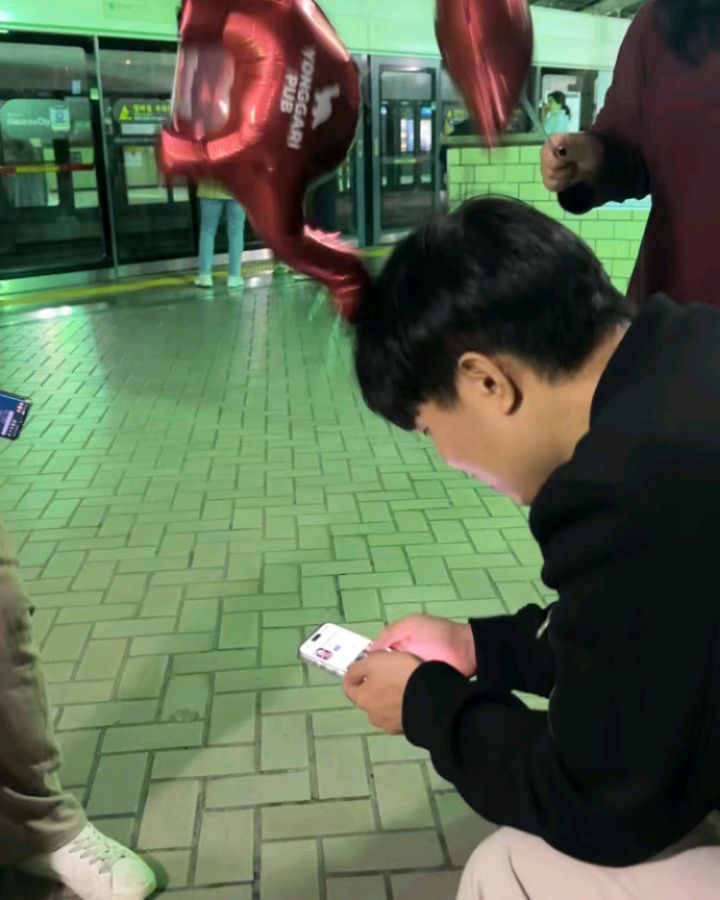 셋째한테 몰카당했..ㅋㅋㅋ
나 왜 이리 신남🤣 
발목수술로 생파참여못한 부모님대신 애들끼리 둘째생일파티함💕
사람 없다고 넘 신났네 . 지하철 민폐녀등극 전에 STOP!!

#가족스타그램👪 #둘째생일파티🎂  #장난가득😆 #철없는언니 #철있는동생 #그리고 #착한오빠와 #그걸찍는너 #풍선하나에세상신남