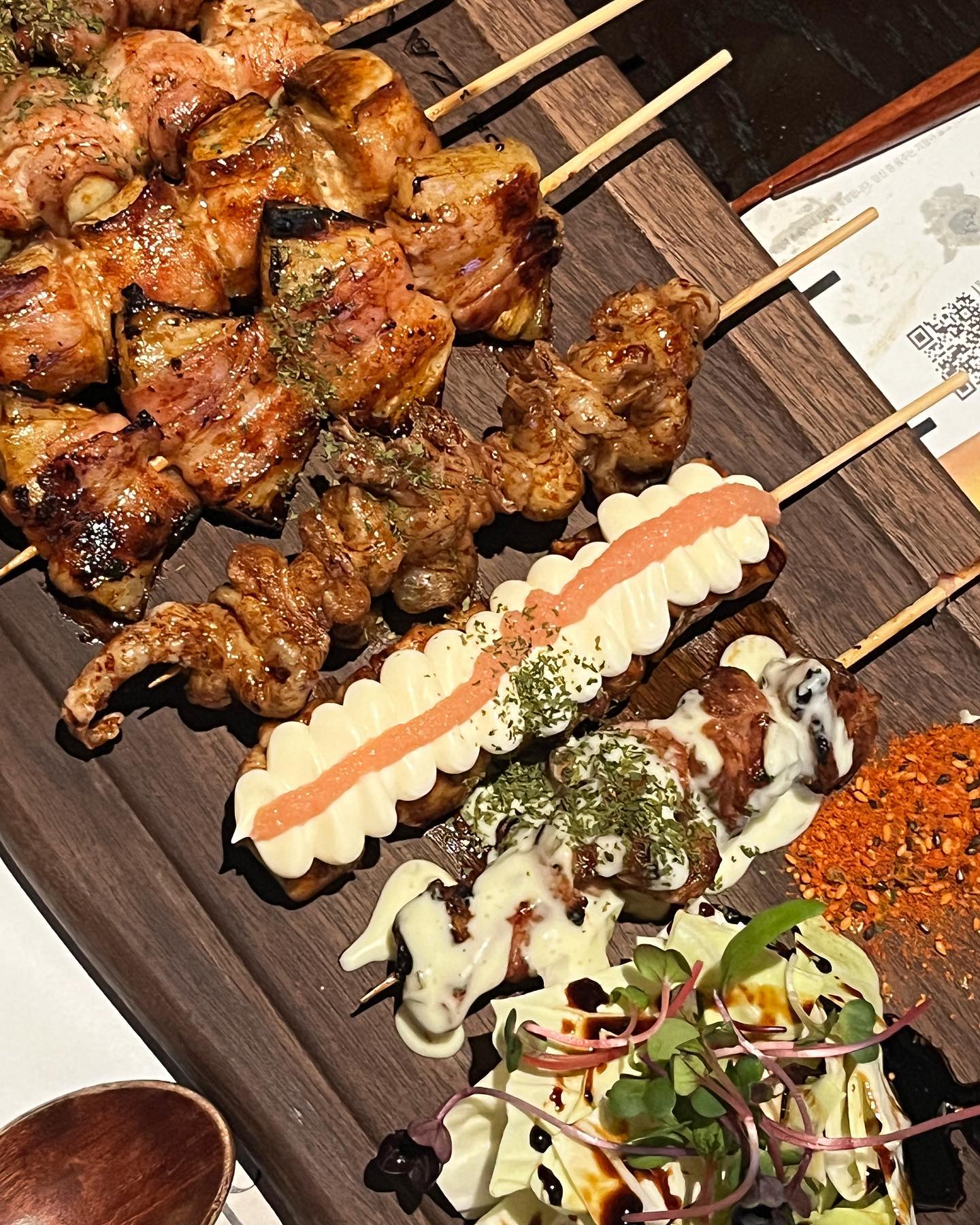 🍢 야키토리잔잔 보정점
💓 zanzan_bojeong_
🕐 17:30 - 01:00

보정카페거리에 새로 생긴 핫한 술집, 야키토리잔잔 🍢

생긴지 얼마 안됐는데 갈때마다 만석에 사람들이 아주 북적북적하더라구요. 왜 이렇게 인기가 많나 ~ 했는데 가보니까 바로 이해 완 ! 안주 종류가 정말 많고 분위기도 좋아서 무난하게 자주 방문하게 될 것 같은 곳이었슴당.

🏷 추천꼬지 7종 22.0
🏷 스키야키 28.0 (+ 생면 사리 2.0)

닭다리살, 명란가슴살, 닭껍질, 파인애플삼겹, 새송이삼겹말이, 닭염통 2 로 구성된 추천꼬지 7종. 개별 주문보다 가격적 메리트가 훨씬 있어 추천꼬치로 주문하는 걸 추천드려요. 전체적으로 큼지막하구 굽기, 양념 모두 맛있어서 술안주로 최고입니당.

겨울 술자리에 뜨끈한 국물도 빼놓을 수 없죠. 일본식 샤브샤브인 스키야키도 주문해보았는데용. 국물이 달큰해서 한국식 샤브샤브와는 또 다른 매력 ! 💛 고기 양도 푸짐하고 사리도 추가 가능해서 1차로 방문해서 술한잔 하기에도 손색없는 메뉴였어요. 강추 👍

📍 용인시 기흥구 죽전로15번길 3-12
☎ 0507-1327-6457
📌 예약 가능
📌 콜키지 가능