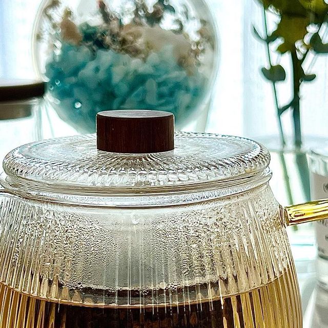 맛집 추천 on Instagram: "#협찬 #티이야기 감성적인 티포트🫖🍵
따듯하게 채워지는 나만의 홈카페

티이야기에서는 정말 다양한 티포트, 티머그, 찻잔 등을 판매하고 있어요. 제가 오늘 소개해드릴 제품은 멜론 티포트 입니다. 
개나리처럼 노란 손잡이와 투명한 내열유리로 감성과 안정성을  잡은 제품이에요. 내부에도 유리로 되어있는 필터망으로 세척도 간편한 제품입니다.

멜론 티포트는 용량이 570ml로 신혼부부가 충분히 즐길 수 있는 사이즈에요! 새부리형 디자인으로 찻잔에 따르기도 아주 좋답니다🫖

티포트가 너무 예뻐 시간내서라도 차를 우려먹고 싶게 하는 제품이에요. 향긋한 찻잎으로 기분 좋은 주말을 보낼 수 있었네요💛

티이야기 제품은 공식 홈페이지, 인스타그램, 네이버 스마트 스토어에서 만나볼 수 있어요~
👉🏻공식 홈페이지: https://teaiyaki.com
👉🏻공식 인스타그램: @t.iyaki

#보이차#홍차#꽃차#티타임#티스타그램#티팟#차도구#티카페#찻잔#찻집 #다도#홈카페#홈쿡#홈데코#홈스타일링#홈인테리어 #나만의홈카페 #먹스타 #먹팔 #먹팔해요 #먹스타그램 #먹스타소통"