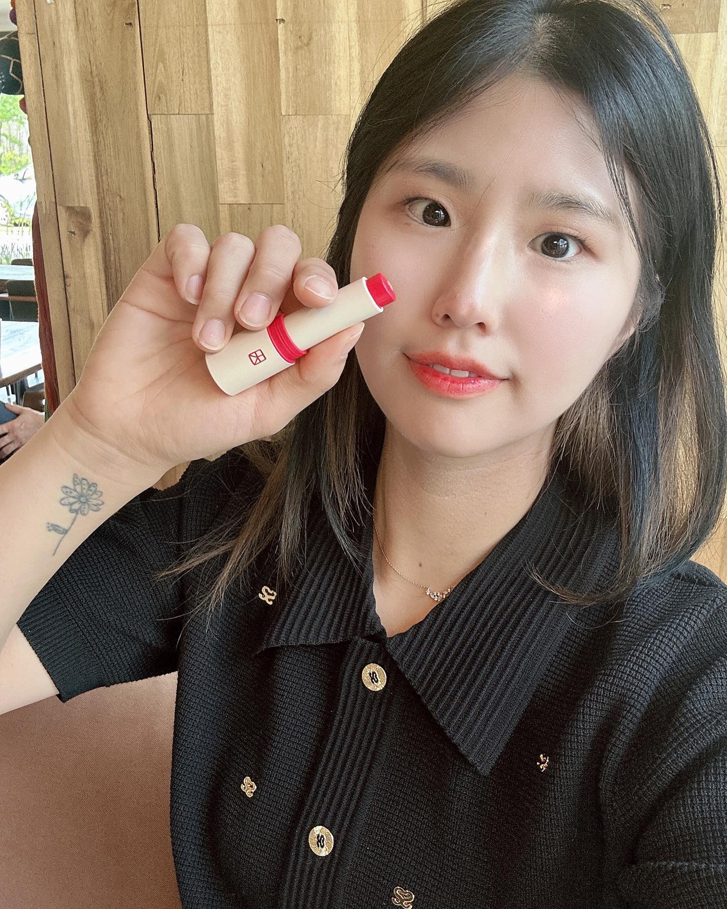 #협찬 #탈리다쿰 탈리다쿰-  립큐어 밤틱💄

립밤의 보습력과 립스틱의 발색을 한 번에 담은 고보습 비건 컬러 립밤

탈리다쿰 베스트 제품인 [립큐어 밤]을 그대로 담아 투명 립밤을 따로 바르지 않아도 최상의 립 컨디션

🤍에너제틱: 베이지 코랄색으로 누구나 사용 가능한 젠더리스 컬러,  계절감 없이 사용하기 좋은 색상 ❤️로즈 로맨틱: 중채도 웜 모브 ,봄&가을 웜톤 추천 🤎크랜베리 미: 고채도 쿨 레드색으로 여름&겨울 쿨톤 추천

스틱중앙 꽃모양 [립큐어 밤]
•영양 립마스크
•민감입술진정
•각질개선

[컬러밤]
•24시간 수분지속
•물빛 컬러
•입술탄력& 볼륨증가

자주 덧발라도 진해지거나 텁텁해지지않아, 항상 맑고 내추럴한 입술유지💋

🌼흰민들레 태좌 추출몰 독자개발  장벽케어 특허성분

스킨케어 성분 70~80%로 각질을 부드럽게 잠재워주며, 유효성분의 흡수력과 보습력을 높인 8가지 식물성오일과  High fix polymer가 연약한 입술에 녹아들어 풍부한 영양을 채우고 보호막을 형성하여 오랜시간 촉촉하고 매끈한 입술로 보호

① 입술 보습 개선 및 24시간 수분 지속 테스트 완료 ② 입술 각질 개선 테스트 완료  ③ 입술 탄력 개선 테스트 완료  ④ 입술 볼륨 개선 테스트 완료  ⑤ 화해 유해성분 20-FREE / 피부 저자극 테스트 및 민감성 피부 적합 테스트 완료

#광고 #립큐어밤틱 #컬러립밤 #탈리다쿰립밤 #하얀민들레립밤 #비건컬러립밤 #balmtik #꽃찬보습 #꽃찬보습립밤