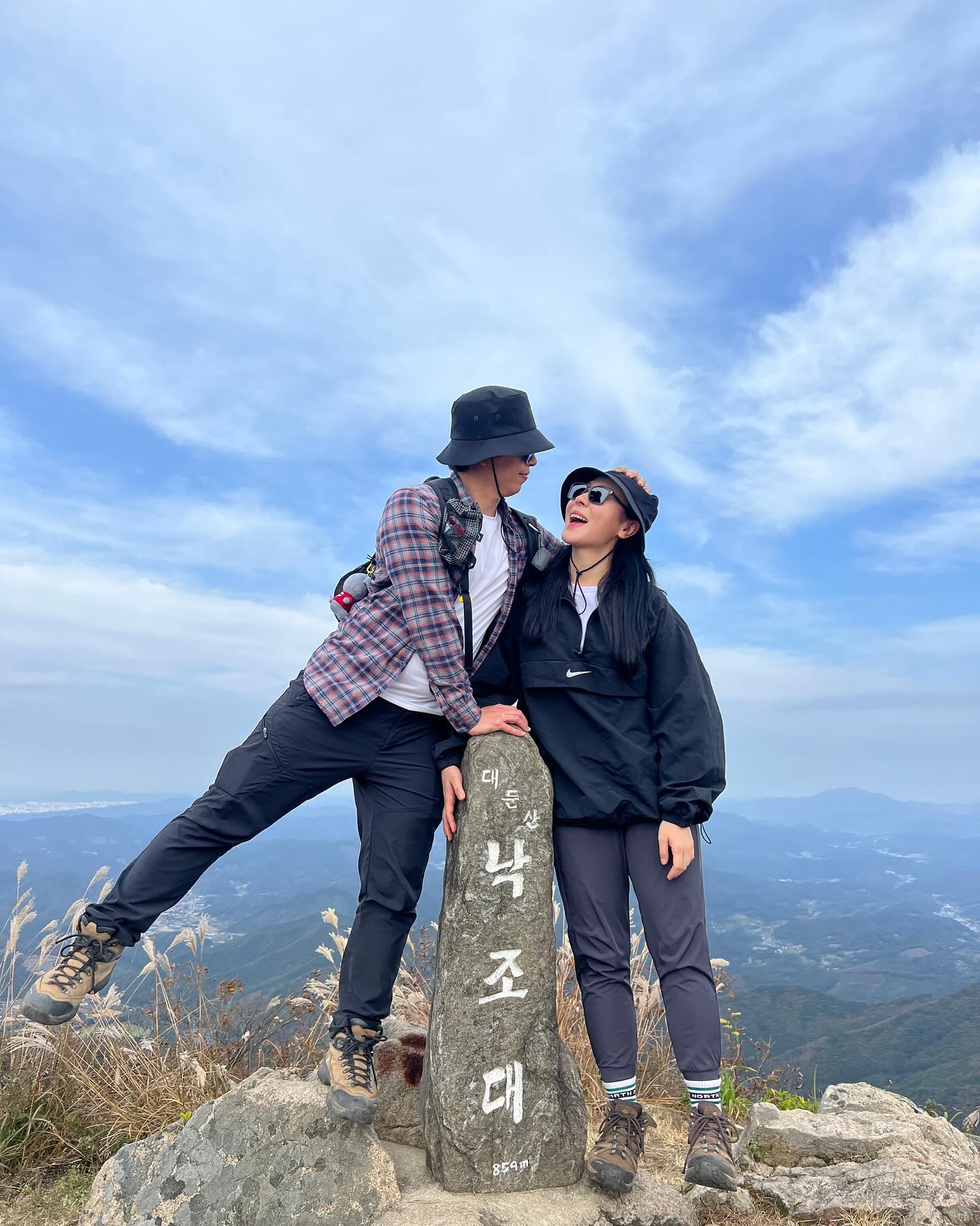 .

우리가 제일 좋아하는 가을 단풍 산행🍁🍂

⛰️ 대둔산 (878m)
📍 케이블카-구름다리-삼선계단-마천대(정상)-칠성봉-낙조대-용문골-칠성봉전망대-케이블카 (3.85km)
🕒 3시간 5분 (휴식시간 1시간 3분 포함)

#대둔산 #대둔산케이블카 #삼선계단 #흔들다리 #단풍산행 #주말산행 #커플등산 #20231022 #chaelee_mountain