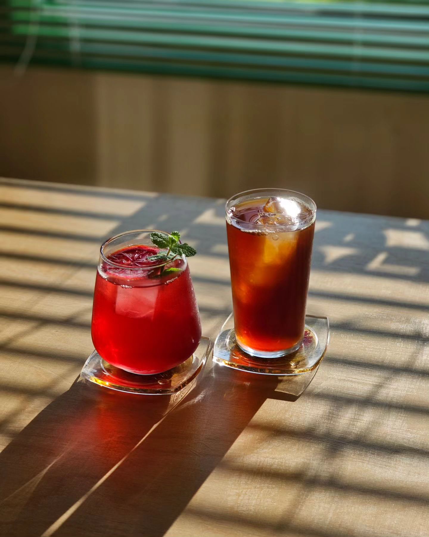 속초-영원히-행복🍀 초원행
cwh.coffee.office
⠀
⠀
⠀
☕필터커피(7.0)
🍹초원행 아이스티(7.0)
⠀
⠀
⠀
초원행은 '속초,영원히,행복'을 줄인 말이다. 이름만큼이나 기억에 남는 카페로, 짧은 속초 여행중 초원행에 머물렀던 시간이 가장 행복한 기억으로 남아있다😌🩷🏠☁
⠀
⠀
구불구불한 골목, 언덕에 있어서 찾아가면서도 정말 이 길이 맞는지 연신 의심이 가지만 예상 밖의 길을 지나 도착했기 때문인지 더욱 반가운 느낌을 준다. 낮은 대문과 잔디 정원이 있고 뒤로는 하늘만 보이는 작은 건물이 초원행이다.
⠀
⠀
'반려동물 환영, 어린이 환영' 유리문에 쓰여있는 글자에 들어가기 전부터 마음이 따뜻해진다😊 자리에 앉자마자 직접 가져다주신 시원한 물을 받고 나서야 오르막길을 올라오느라 땀이 났다는 걸 깨닫고, 작은 배려에 감탄하구..🥹🫶
귀여운 소품들과 빈티지컵들, 행잉플랜트가 복작복작 어우러져 있는 공간이었는데 정말이지 취향을 제대로 저격당했다🥰 💘
⠀
⠀
초원행 아이스티는 커피를 포기하고 고른 것이 후회되지 않을만큼 맛있었다. 건과일과 허브로 만든 달콤하고 상큼한 음료인데 청량하면서도 진한 베리 색감이 정말 예뻐서 더 만족스럽다🍒 원하는 원두를 골라 주문한 필터커피도 굉장히 깔끔하고 맛있었고 여분의 커피를 작은 유리 비커에 따로 주는 것도 귀엽고 좋았다. 보너스 커피를 받은 것 같아 괜히 즐겁다😋💕
⠀
⠀
비건카페라 비건라면도 판매했었다는데 지금은 없는 메뉴..(카페에서 라면을..?🙄 의아하지만 주문할 수 있었다면 분명 먹었겠지🤣) 개인 용기를 지참해야만 테이크아웃이 가능하다는 안내사항이 번거롭게 느껴지기는 커녕 오히려 감사하게 느껴진다. 또 '사지말고 입양해주세요', 문구의 스티커가 책마다 붙어있다. 주인을 기다리는 강아지가 인쇄된 포스터도 귀엽고 애틋하다. 초원행의 곳곳에는 다정함이 가득 차있는 것 같다😊
⠀
⠀
커피를 마시면서 책을 읽는 동안 강아지 손님들이 도착해서 퍼푸치노를 마시는 걸 구경하고, 마당 잔디밭에서 속초 도시 풍경과 하늘을 바라보며 바람과 햇살을 쬐면 여기가 천국인가 싶다😳 날씨는 너무 좋았고 평일에 방문해선지 고요했고..그래서 더 비현실적으로 느껴졌나?😌ㆅ 어쨌든 행복했다는 이야기. 잠시 머물렀던 시간을, 속초에서 영원히 행복하게 남을 기억으로 간직하고 돌아온 곳. 꼭 다시 방문하고 싶다.😊💕
⠀
⠀
⠀
📍강원 속초시 번영로49번길 16
⏰ 수~일 12:00~18:00
주문마감 17:00
📅휴무 월,화
🚗주차 가능
🐕반려동물 동반가능
👶어린이 환영
⠀
⠀
⠀
⠀