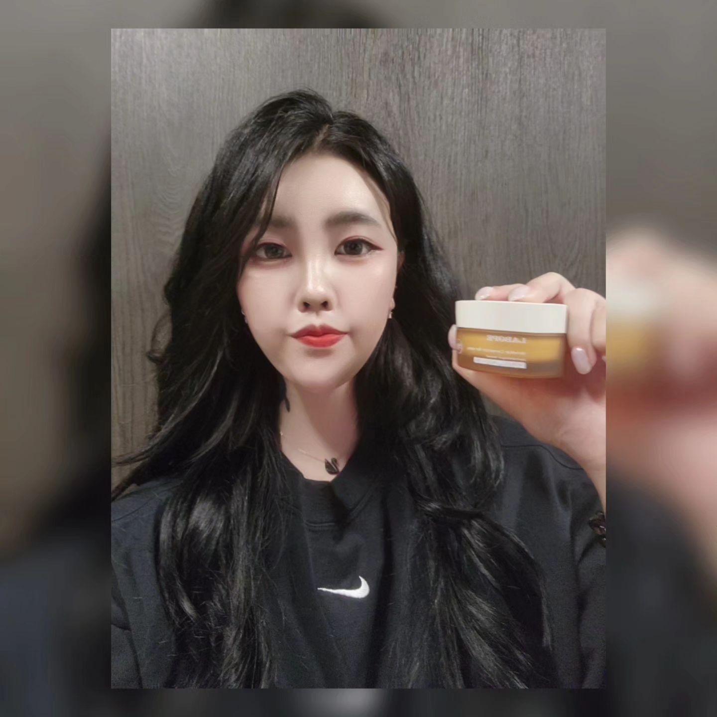 #협찬 라보페 페넬라겐링클 코렉터포 아이크림

🖤피부효능테스트가 완료되어
(눈가주름개선,눈가피부리프팅개선)
압도적인 효과 주름개선 속도 UP!
2주만 사용해도 달라지는 눈가주름 경험가능💪
->꾸준히 써서 다크써클 없애볼테다🫠

🖤예민한 눈가 맞춤 안심하고 사용가능한 저자극 포뮬러로
피부 자극테스트 완료하여 안심하고 사용가능!
->실제로 사용할때 눈 가까이에 닿았는데도
시리거나 따갑지 않아서 이게 저자극이구나 싶었던..😆

🖤진짜 젊음을 찾아주는 핵심성분
침투콜라겐 ‘페넬라겐’ 50,000ppm 함유 

🖤영양감은 가득하지만 끈적임 없는 한겹 밀착,
아쿠아 세럼인 겔 텍스처로 사계절내내 부담없이 사용가능
->빠르게 흡수되고 끈적하지 않아서 좋았던 아이크림😘

#라보페 #페넬라겐 #아이크림 #다크서클없애는법 #눈가주름크림 #안티에징크림 #미백크림