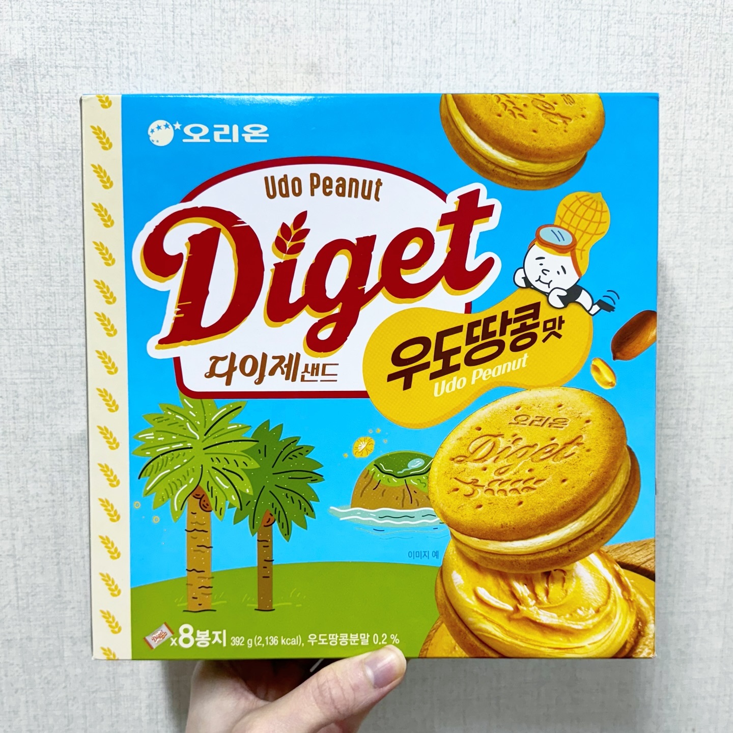 #오리온 #오리온신제품 #신상과자 #다이제 #다이제샌드 #다이제샌드우도땅콩맛 (6500, 농협하나로마트에서 1곽 1500에 판매) 🥜

이번에 우도땅콩맛 나온다해서 기다리다가 바로 겟해서 먹어본 후기🔥

기존 다이제샌드 과자부분은 적당히 달콤하고 담백고소한건 동일했고 중간 샌드크림이 우도땅콩 고소달콤하면서 부드러운맛 느껴지는 편이라 믿먹👍

국희 땅콩샌드 비교해보면 과자부분이 좀 더 부드럽고 맛이 약간 다르고 크림부분도 국희는 좀더 피넛버터맛스러운데 이건 부드러운 단짠땅콩크림 스타일로 다른매력으로 맛있게 먹었고 흰우유랑 찰떡🥛
-
#빵효진_인터넷쇼핑