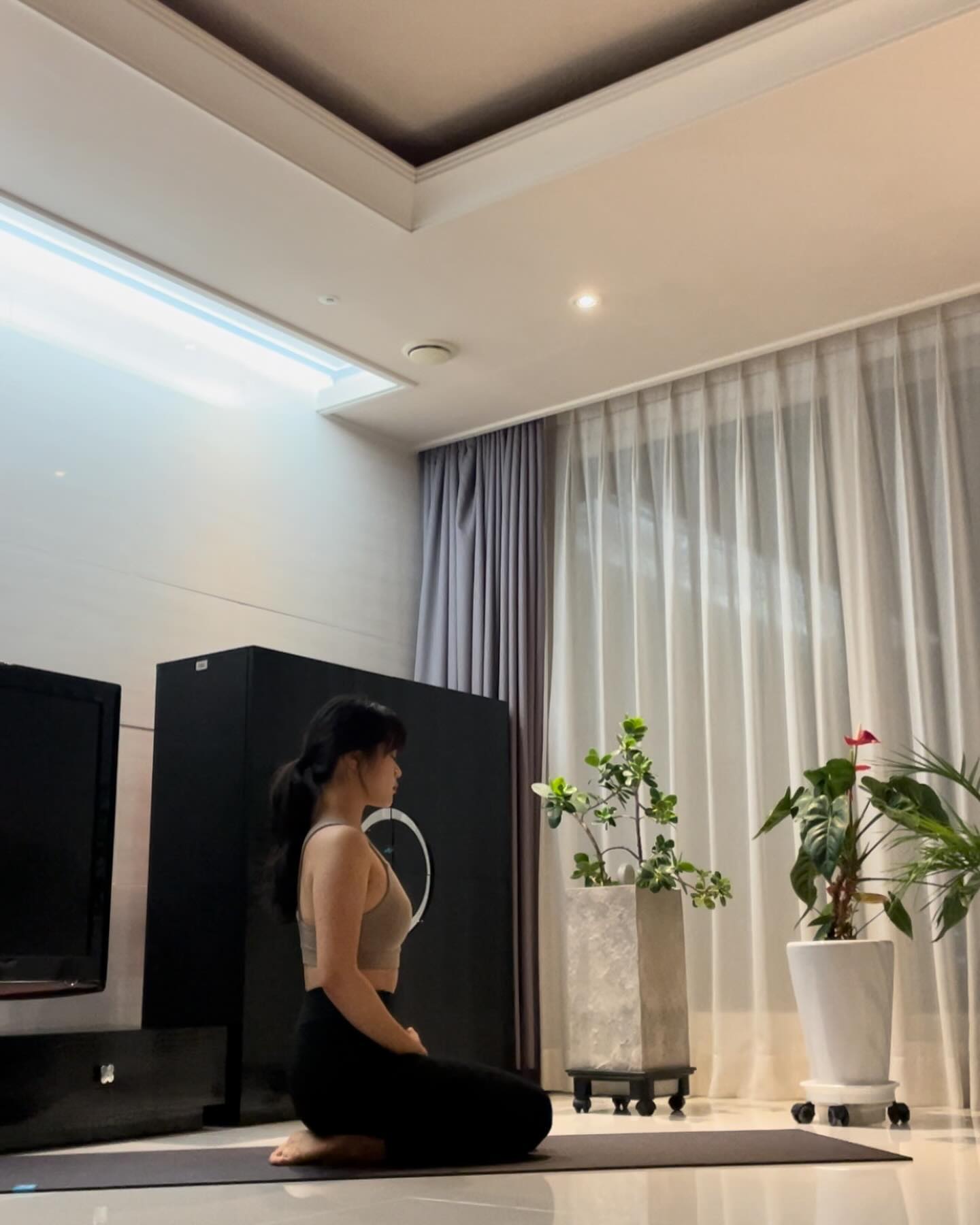 어제 스승님 수업때 바카아사나를 시도해봤는데 두발이 떨어지더라구요.. 진짜 감격.. ✨완전한 자세는 아니지만 다리를 들었다는 것만으로도 내적댄스💃🥹
요가 사랑해..🫶