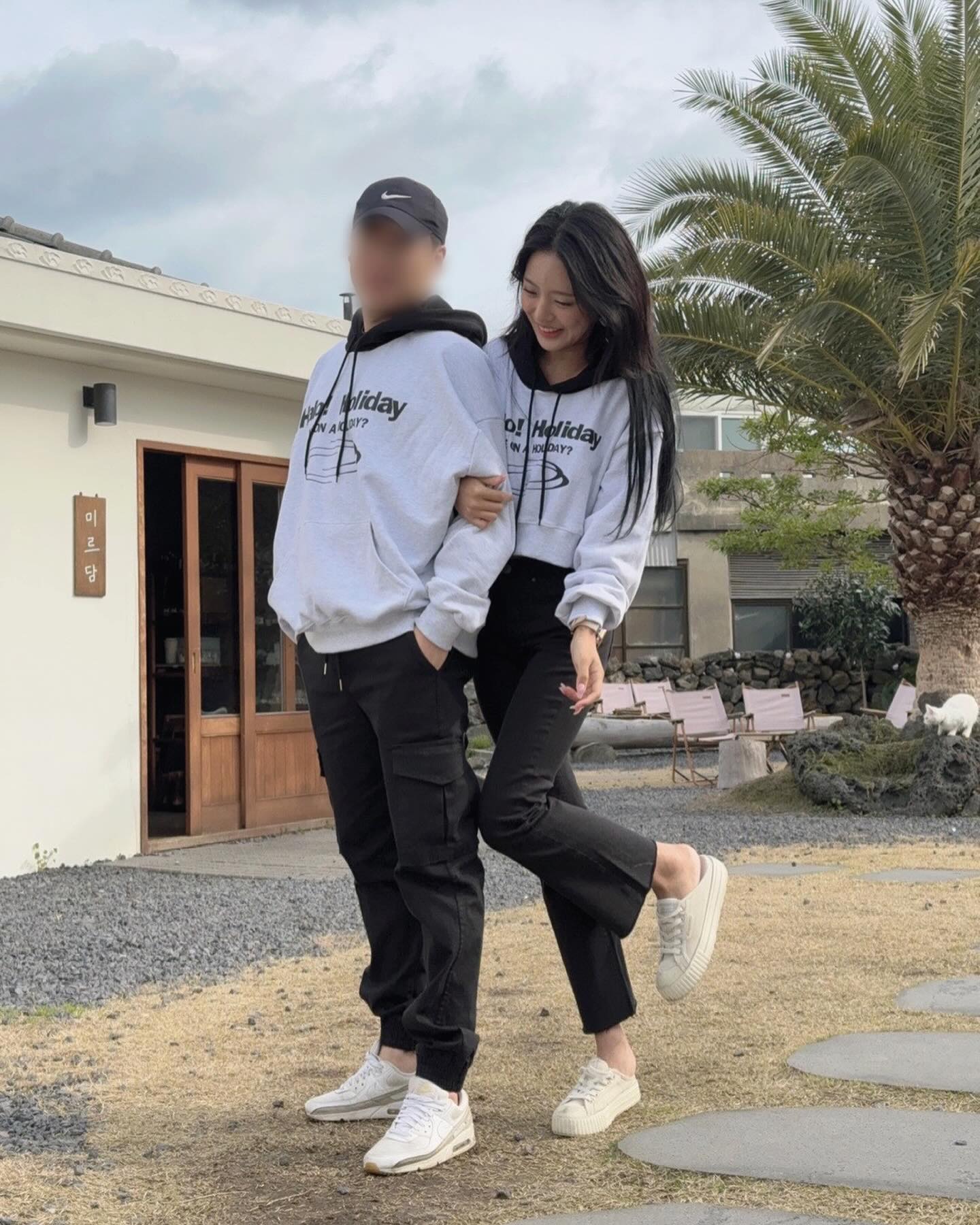 배색 홀리 커플 후드티 🩶
여성은 크롭 기장으로 귀엽게 코디 가능해용 💓
남성복도 루즈핏으로 넉넉한 사이즈라 프리사쥬로 입기 딱 좋답니당 🫶🏻