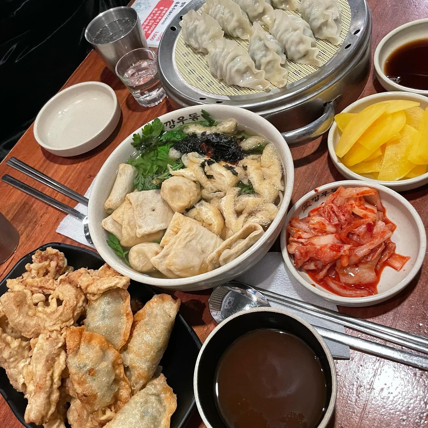 깡우동 한 번 가고 맛들림
앞으로도 계속 갈 예정🫶🏻
.
#먹스타그램 #깡우동 #깡우동인계점 #인계동술집 #인계동 #인계동맛집 #우동 #깡탕세트 #옛날탕수육 #만두 #육즙 #술안주 #인계동술집추천 #술집추천 #술집 #술스타그램 #안주맛집 #먹팔 #먹팔맞팔