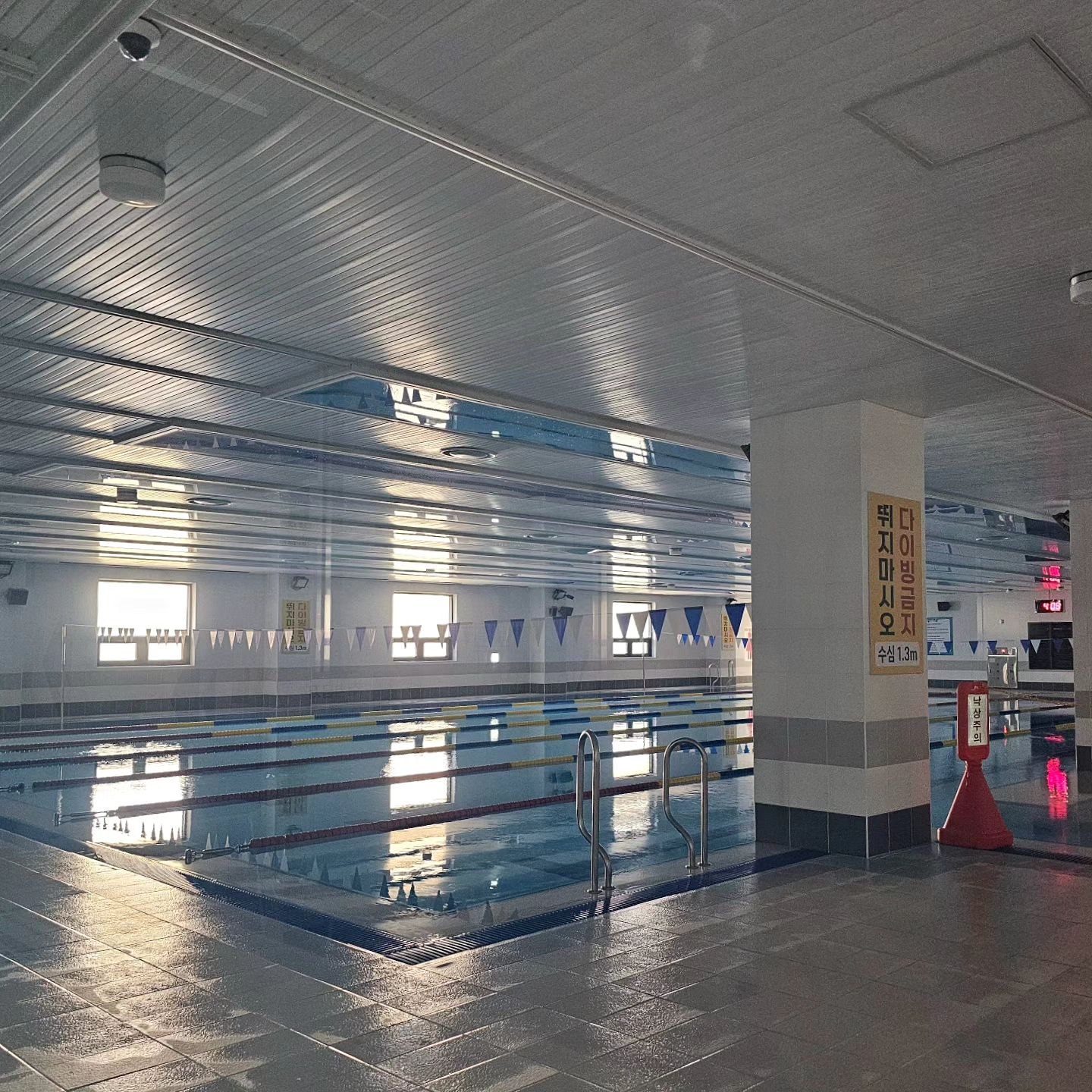 🏊‍♀️

임파선염 + 안부 대상포진으로 머리에까지 
수포가 나서 2주 쉬다가 수영 하루 다녀왔는데
눈에 피가 심하게 고여서 이번주 또 못가는 중..

얼른 나아서 빨리 수영가고 싶네요ㅠㅠ
접영 배우는 달인데 1도 못배웠거든요ㅠㅜ

#daily #데일리 #일상 #일상공유 #일상그램 #인스타일상 #일상담기 #인스타데일리 #일상기록 #일상소통 #맞팔 #선팔 #선팔하면맞팔 #소통 #수영 #수영장 #수린이