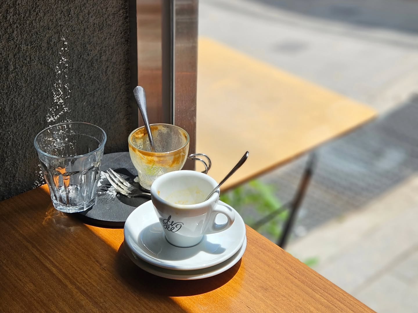 draw_espresso_bar 

서대문역 출장을 다녀오면서, 추천을 받아 가는 날과 오는 날 모두 들렀던 드로우 에스프레소바. 일반 에스프레소와 약배전 게이샤 에스프레소도 모두 부드럽게 마시기 편했고, 크림이 올라간 피에노와 올리브 오일이 들어가는 리에토도 단맛좋게 즐기기 너무 좋았던 메뉴들이었다. 백설기를 소개하는 카페는 처음이었는데, 그 식감과 은은한 단맛이 농도감 좋은 에스프레소와 참 잘 어울리더라.

카페를 나설 때 건네주신 즐거운 하루가 되시라는 인사 덕에 고된 일정을 잘 마무리 할 수 있었습니다😊

#드로우에스프레소바 
#서대문카페투어
#에스프레소바