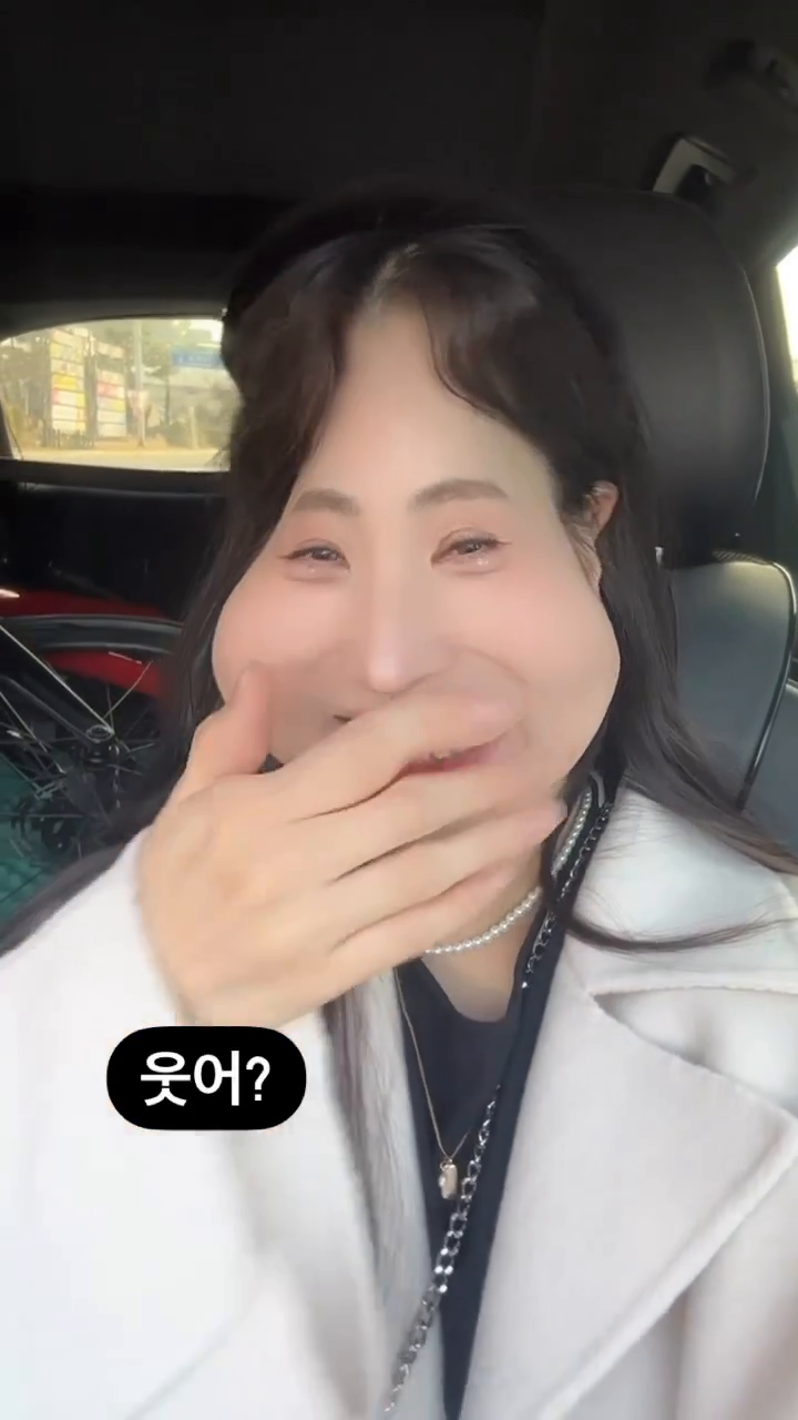 ㅋㅋㅋㅋㅋㅋㅋㅋㅋㅋ살짝 당황ㅋㅋㅋ
쳐다보니까 웃음 그치는 오빠나
웃는다고 웃음기 잃는 나나ㅋㅋㅋ