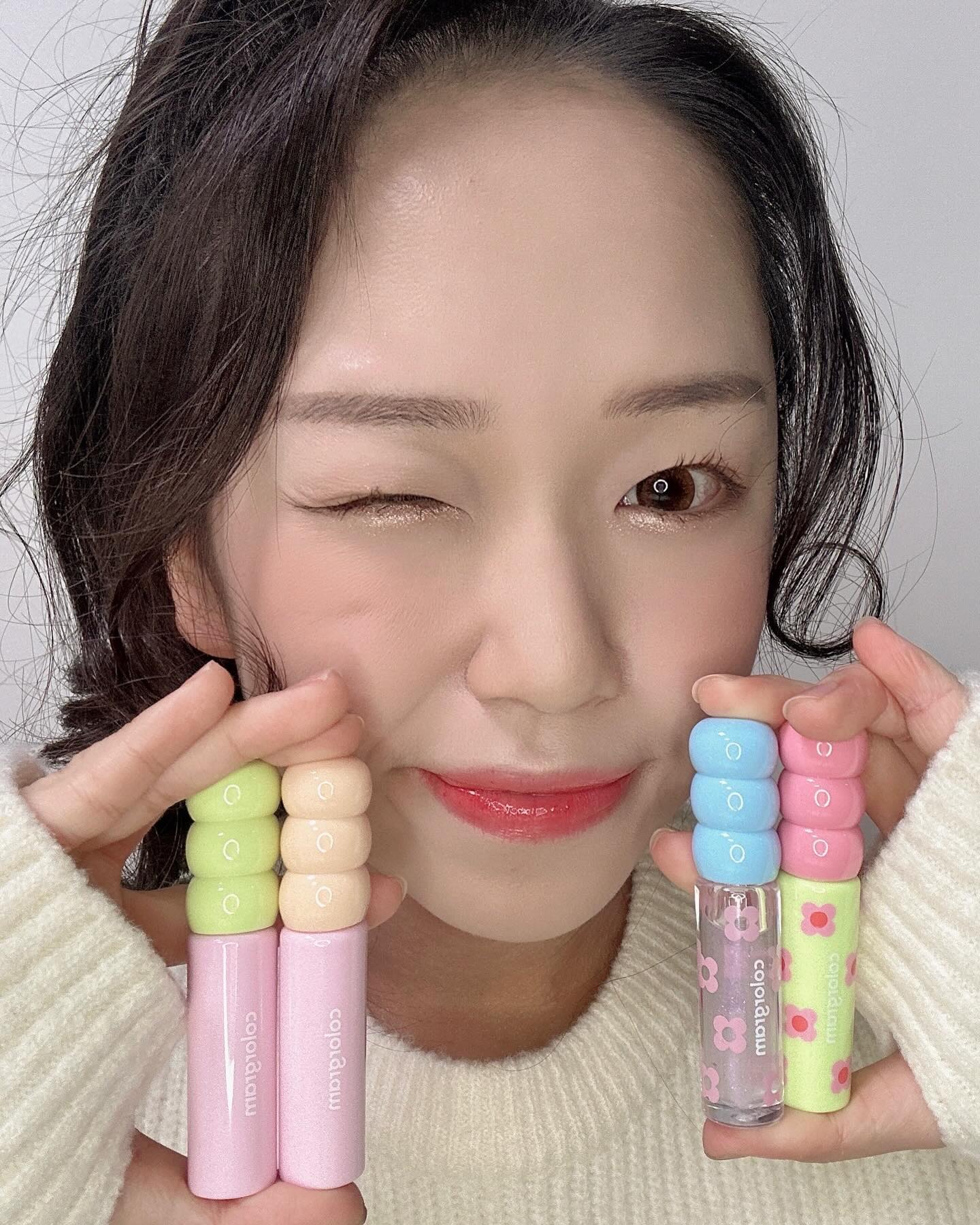 #내돈내산 colorgram.official 
#컬러그램 #탕후루탱글틴트 

너무 귀여워서 구매한 립✨💗
상큼하게 컨셉 잡고 사진 찍어봤답니다🐥

요거 바르면 탕후루같은 입술 가능이에요
개인적으로 탱글로스까지 같이 구매 하시는 거 추천!
그래야 반짝반짝 완벽한 탕후루립이 되거든여🍑🍊🍇🍒✨

🧡탱글로스를 포함해 제가 구매한 웜톤 취저 컬러들🧡 

🤍00 탱글로스 - 투명 베이스에 핑크 글리터가 들어있어서 바르면 입술이 반짝✨
🤍01 살랑살구 - 여리여리 그 잡채의 살구 오렌지 컬러 
 ✨봄웜 추천✨
🤍02 햇꿀자몽 - 얼굴 빛 환하게 밝혀주는 자몽 오렌지 컬러 
✨봄웜/봄브 추천✨
🤍05 말랑홍시 - 차분하게 생기주는 코랄베이지 컬러 
 ✨가을웜 추천✨

정말..생긴 것도 너무 귀엽고 구매한 색상들 다 맘에 들어서 앞으로 손이 자주 갈 것 같숩니다🫶

#컬러그램틴트 #탕후루립 #탕후루립추천 #탕후루틴트 #틴트추천 #틴트 #살랑살구 #햇꿀자몽 #말랑홍시 #탱글로스 #탱글틴트