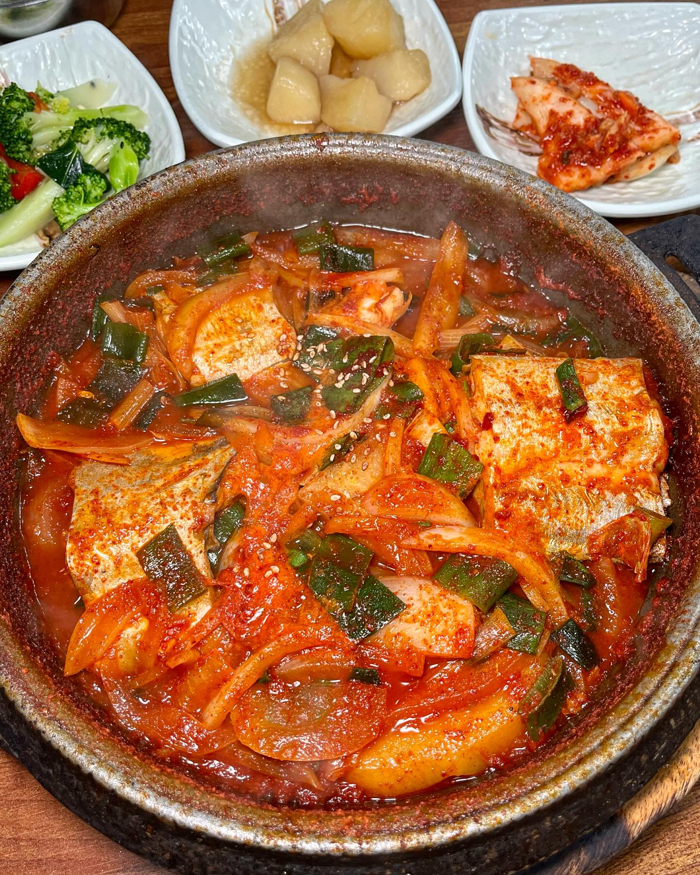 📌제주 연동 “중독성 있는 갈치조림의 맛”🐟
제주에서 갈치조림으로 짱먹은 대한민국 100대선정맛집 
#유리네식당 

먹자마자 할말이 없어지는 양념의 맛…(홀리쉣..💓)
진짜 갈치조림이 맛있으면 올마나 맛있겠어
하고 먹어봤는데….진짜..갈치자체도 완전
도톰!통통!!살도 부드러워서 잘발라지는건 물론이고 
진짜…양념이 정말 -0000.1오차도 없이 완벽한 조림의 맛! 
밥 무한공기로 쌉가능한 맛이랄까요..🥹
퓨리 여기서 공기밥 왕창!뿌시고왔어요
매콤하면서도 단맛도있으면서 감칠맛까지… 
밥을 안비벼먹을수가 없떠요!!

갈치는 너무 부드러워서 입안에서 살살
녹아버리면서 조림안에 들어간 무랑 밥한큰술해서 
같이 먹으면  제주도맛집 요기 한군데로
그냥 K.O 끝나요…제주도 여행오신분들 점심맛집
찾는다면 유리네식당 ! 꼭 ! 가보세요

이 가게는 참고로 대통령님과 유명한연예인,
가수(방탄슈가,엄정화,김태희등등)들이 모두 엄지척👍 
하고 간 인증된 맛집이예요!(싸인들이 맛을 증명해 주는곳)
제주에서 갈치조림 파는곳 보면 진짜 비싼곳
많은데 여기는 가격도💯맛도 💯💯💯❤️
반찬도 하나같이 다 맛있어요!

jeju_yurine_official

————————————————————
📝 퓨리의 픽
🏷 제주은갈치조림(소) : 36,000원
📍 제주 제주시 연동 427-1
⏰ 영업시간 : 매일 16:30-24:00
🚘 가게앞주차5-6대 가능
📞 0507-1380-2317
————————————————————

#제주도맛집#제주맛집#제주공항맛집
#연동맛집#연동#연동갈치조림 
#제주시맛집#갈치조림맛집
#갈치조림#갈치조림맛집#유리네식당 
#퓨리_제주