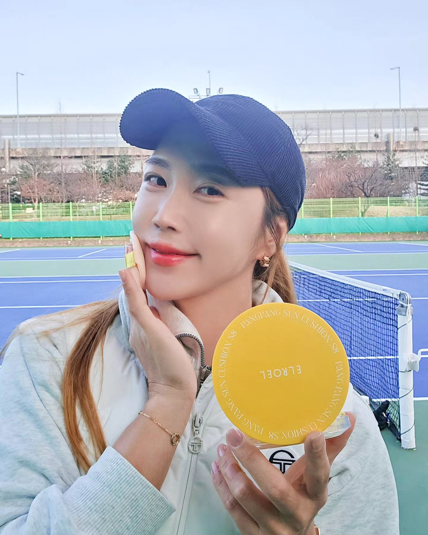 #광고

야외로 테니스 치러 나갈 때 꼭 챙기는
#엘로엘선쿠션 💛💛💛
#옐로우선쿠션 은 평소에도 잘 사용하고 있는데
외부자극에 의해 손상된 피부장벽개선 효과까지 더해진
2024년 NEW 엘로엘 팡팡 빅 선쿠션 S8이 출시되었다길래
바로 사수했어요 :D

빅 사이즈라 몇번만 두드리면 선케어 끝 ㅋㅋㅋ
간편하게 팡팡~ 두드려 사용할 수 있어 넘 좋은데
자외선차단은 기본으로 끈적임 없는 제형이 촉촉하게 밀착되어
보습감 가득한 광채피부로 연출해준답니다!

산뜻하고 맑게 톤업돼서 민낯으로 운동나가도 부끄럽지 않아요 ㅋㅋㅋ
요즘 제 최애 #선쿠션 !

3월 13일 낮 12시 35분 CJ온스타일을 시작으로, 
주요 홈쇼핑 채널과 엘로엘 공식몰에서 만나볼 수 있으니 
#쿨링선쿠션 #추천템 찾는다면 꼭 챙겨보는걸로~

elroelcosmetic
#ELROEL #빅선쿠션 #선케어 #자외선차단 #파데프리 #선쿠션추천