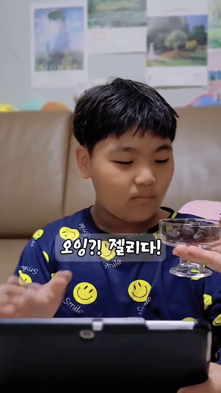 아무리 몸에 좋은거라도 맛없으면 못먹는 사람?🙋‍♀️
네~ 저희집 식구들입니다~🤣

41살 시어머니 아들부터 시작해서 비글남매까지.
아무리 몸에 좋아도 맛없으면 안먹어요.😤
그래서 환절기에 홍삼제품을 먹이고 싶어도 
맛없다고 도망다니는 41살, 13살, 11살. 😠

다른 젤리형 홍삼제품은 홍삼농축액 함유량은 낮고
당함류량은 높아서 손이 안갔는데 말입니다.🤔

#케어유홍삼구미 는 말이죠~ 

✅️ 홍삼농축액 함유량은 ⬆️⬆️
✅️ 대체당으로 설탕 ZERO 당 함류량이 ⬇️⬇️
✅️ 동물성 젤라틴이 아니라 "펜틴"으로 알러지유발 ⬇️⬇️

처음엔 홍삼향에 시큰둥하던 쭌이도 먹어보더니
새콤달콤한맛에 은근슬쩍 더달라고 하더라구요~😆
거기다가 41살 시어머니 아들도 은근슬쩍 집어먹기까지;
몸에 좋다고 노래부를땐 안먹더니 맛있으니 먹네요?😅

📌 온가족이 즐길수 있는 케어유 홍삼구미는 
11/30 목요일까지 jjin.jjin01 프로필 링크에서
최저 공구가로 만나보실수 있어요~🤗

훅 추워진 날씨에 면역력 부스터 홍삼 챙겨먹고
올겨울 건강하게 지네보자구요~😆🔥👍