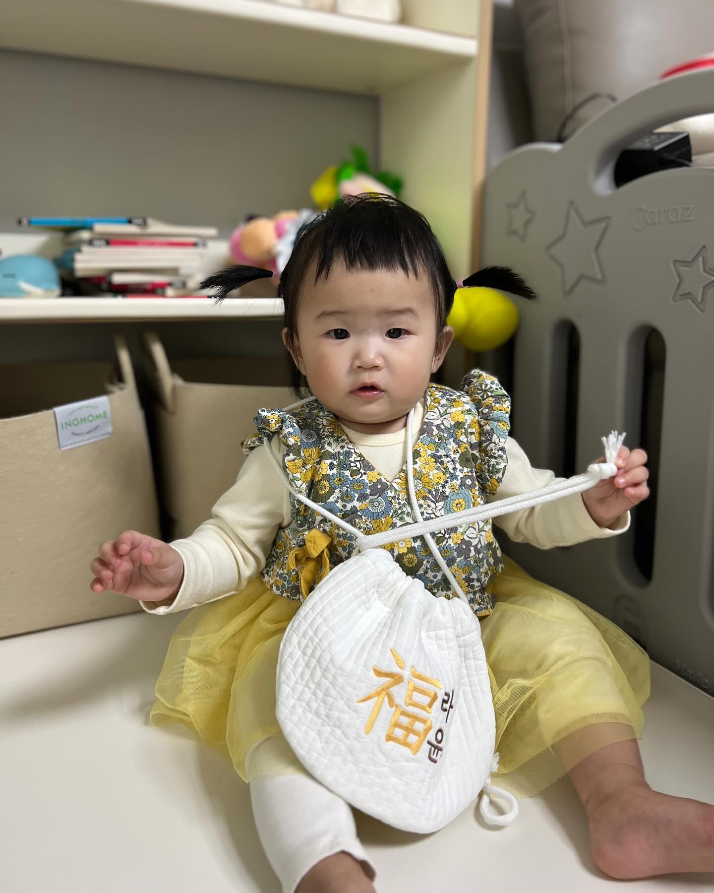 #라윤이의하루💛 

#20240209
할머니집에서 점심 먹구 세배하고 
할머니랑 고모한테 용돈 받고 옷 선물도 받고

#20240210 
외할머니집에서 저녁 먹고 세배하고
할머니할아버지 볘이모한테 용돈 받기

할미가 오만원 만원 천원 던져줬는데
바로 오만원 잡고  또 오만원 더 잡기 💛
벌써 돈을 아는겨,, 돌잡이 기대할게 ˃̶͈◡˂̶͈ 

잘 놀고 차에서 피곤해서 뻗은 #라윤공쥬💛
착장도 너무 이뿌고 사랑스럽 
첫 설날 잘 보냈다 🫶🏻