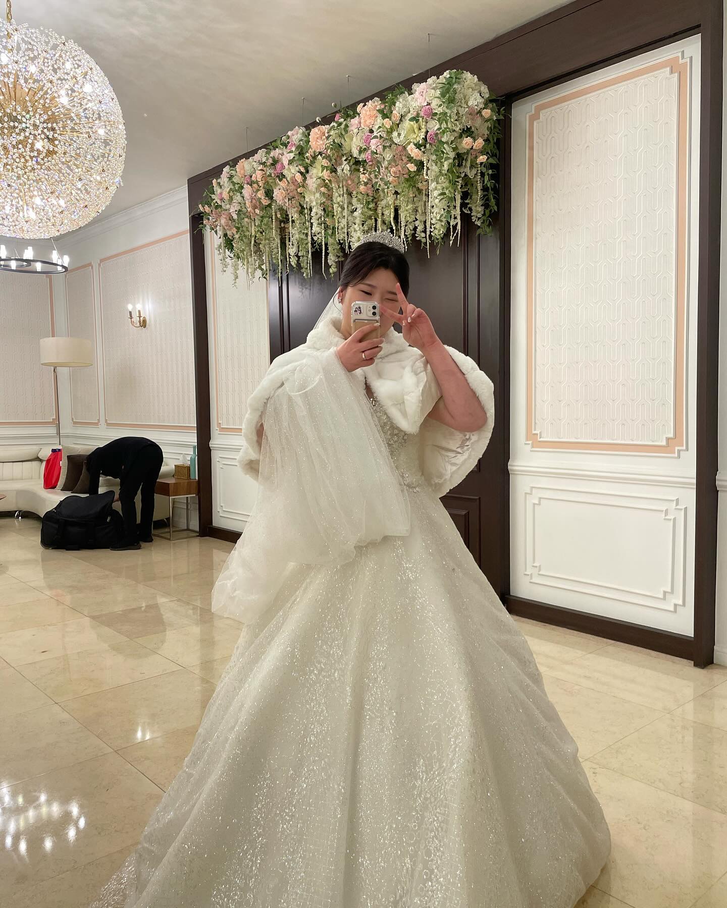 약 1년간의 긴 준비를 하고 드디어 끝난 결혼식..! 
신혼여행갔다가 이제야 슬쩍 올려보는 본식날 사진🤭
많은 분들이 와주셔서 너무너무 감사한마음이 가득했던 날이였다
신혼여행에서 이제 현실로 복귀중이라 아직 감사인사 못드린분들이 너무나 많아요..죄송합니닷..🥹한분한분 곧 연락드려 감사드리며 오래 행복하고 재밋게 남은 인생 살아보겠습니당
다시한번 와주신 모든 분들,그리고 바쁘셔서 자리는 못오셨지만 축하해주시분들 너무너무 감사합니다🫶
.
.
.
.
.
Make-up & hair : makeup_seo_a21
denii_chanhee 
#드니
Dress : bridebella_ 
Venue : #일산천년웨딩홀