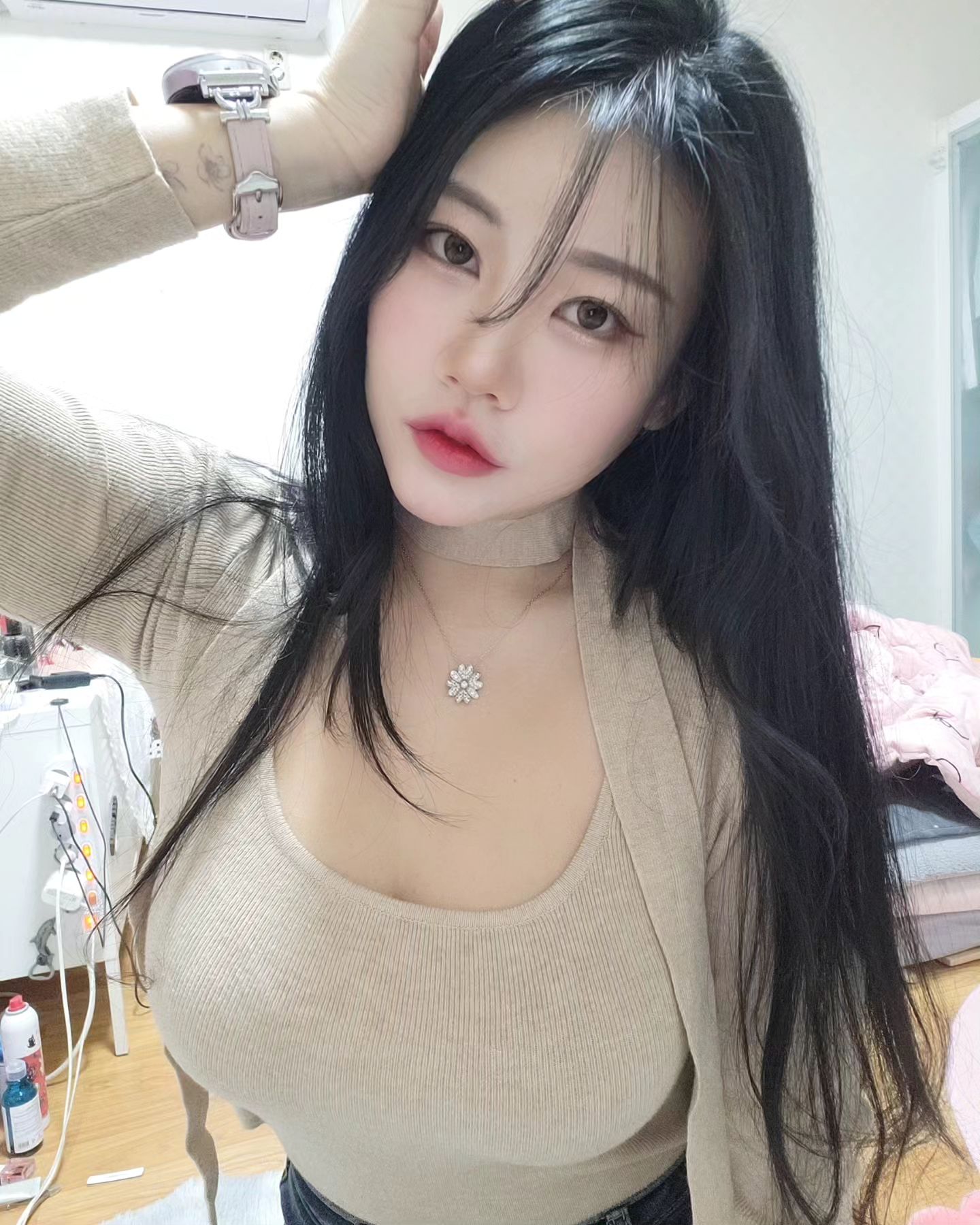 날씨가 포근해져서
얇은옷도 가능 ㅎ
이대로 봄이되랍!!!!
-
-
-
-
#2월 #벌써2월 #봄이오나봄 #빨리따뜻해져라 #겨울시러