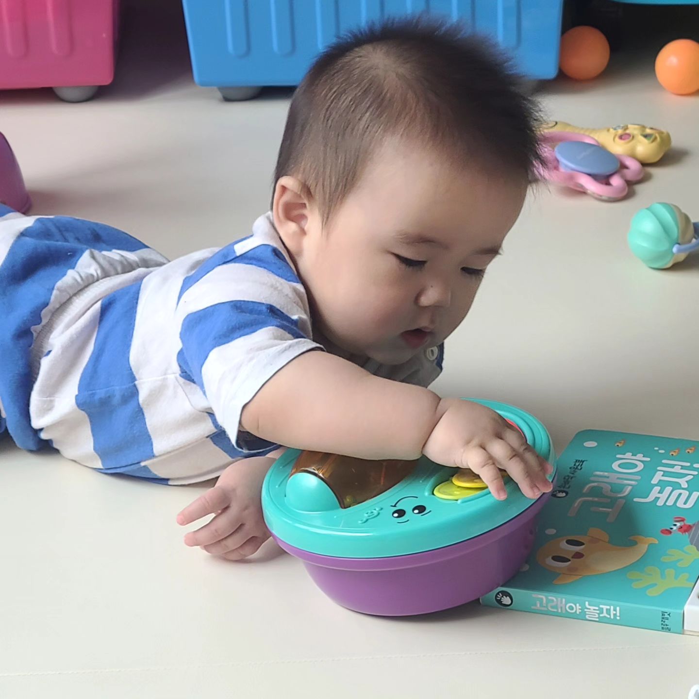 D+235일차 지훈이♡

혼자 잘노는 귀염둥이 아들!
어느새 엥?  앉았어? 언제?
엄마좀 보여주지 어케앉은거야?!
#밀로앤개비베개 를 사줬더니
자기껀지 아는건지~ 좋아하는 아가♡
큰베개는 분유먹을 때 작은베개두개는
잠잘때쓰는데  애기가 좋아해서~
너무 잘샀다며 만족하는 아이템♡♡♡
리락쿠마스프링카도 조금씩 타보는
7개월 아가♡♡♡

#흑토끼띠아기🐰🥕 #흑토끼띠맘🐰❤️ #밀로앤개비베개 #리락쿠마스프링카 #혼자앉기성공✌️