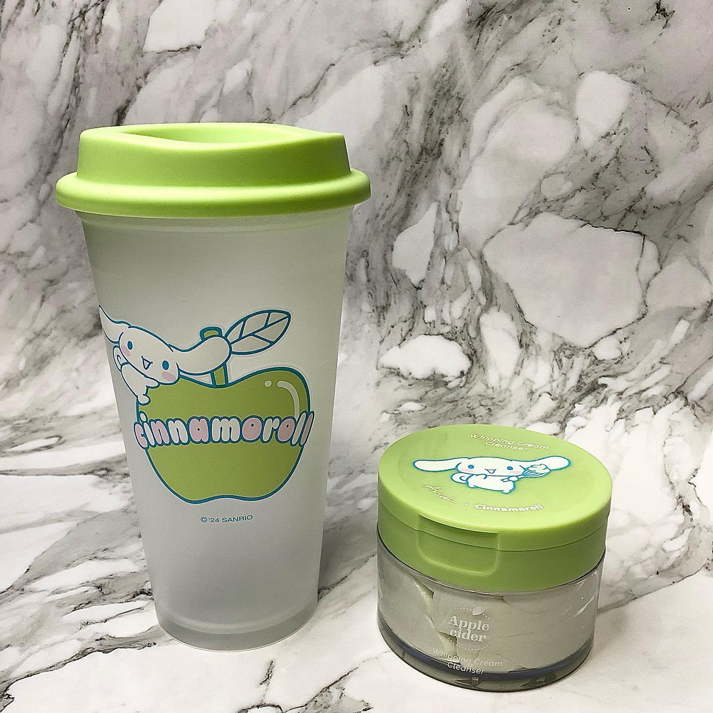 #협찬 ariul_official 
💚시나모롤 X 애플사이다 휘핑크림클렌저💚

클렌징맛집으로 소문난
아리얼에서
시나모롤과 콜라보를 시작했어요!

5만번을 저어 만들어진 휘핑크림클렌저라
쫀쫀하면서도 몽실몽실한 제형
상큼하고 시원한 사과향💚

✔자극없이 부드럽게 클렌징
✔세안 직후에도 촉촉함이 유지되는 클렌저
✔ 부드럽게 모공청소와 각질제거를 동시에
✔메이크업+클렌징을 한번에

7월한달동안 올리브영에서
할인된가격+시나모롤 리유저블컵증정행사중이에요💚
휘핑크림클렌저와 시나모롤굿즈까지 득템할수있는기회💚

#아리얼 #애플사이다 #올영세일 #올리브영추천템 #올리브영 #모공관리 #시나모롤 #시나모롤굿즈 #휘핑클렌저 #휘핑크림클렌저 #클렌징 #클렌저 #산리오 #클렌징추천