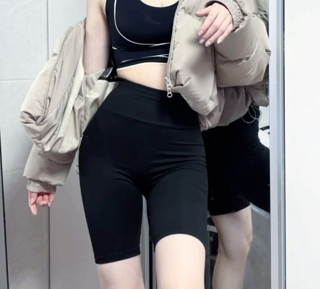 뚜ઌꪔ̤̫ on Instagram: "#협찬 춥다고 누워있을 수만은 없으니까 칼바람을 완벽 차단하는 레깅스. 레깅스 특유의 조임이 없어 잠옷으로 입을 수 있을만큼 편안하고 너무 보드라워 계속 손이가