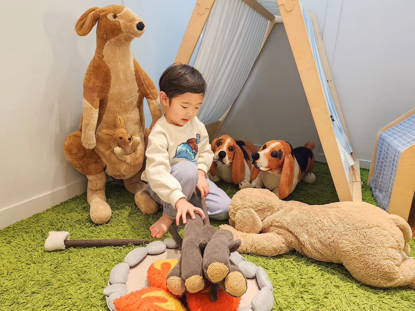 이틀 연속으로 키즈카페 가고 호캉스와 친구들과의 약속으로 어찌어찌 하루하루 잘 넘긴 이번 겨울 방학.
방학마다 제주도 언니네로 피신했는데 언니 부부의 계속되는 해외여행으로 이번 방학은 패스. 집에서 노는 것도 좋다던 빡거녕이는 방학이 끝나자 다음 방학 땐 다시 이모네 가자고 🤣

방학 땐 시간이 그리 느리게 가더니 개학하니 시간이 참 빨리 가네 🫠