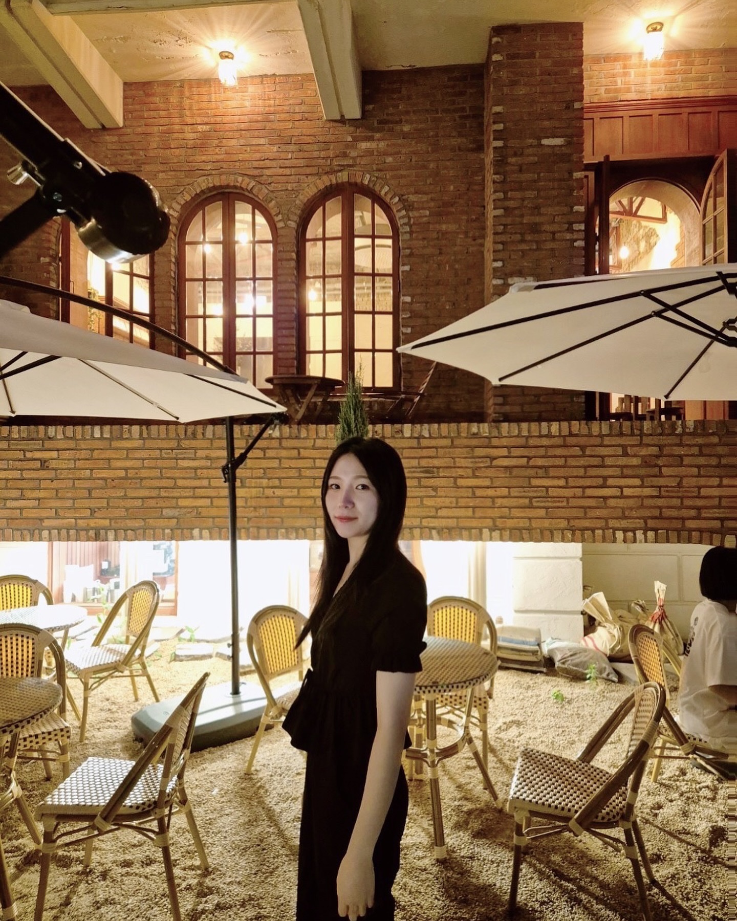 분위기 좋은 카페 공명✨
책덕후라 메뉴도 책등으로 되어있고
열람용 책도 있어서 좋아따😊

 #블랙업 #겨울쿨톤 #여름코디 #데일리룩추천 #弘大カフェ
