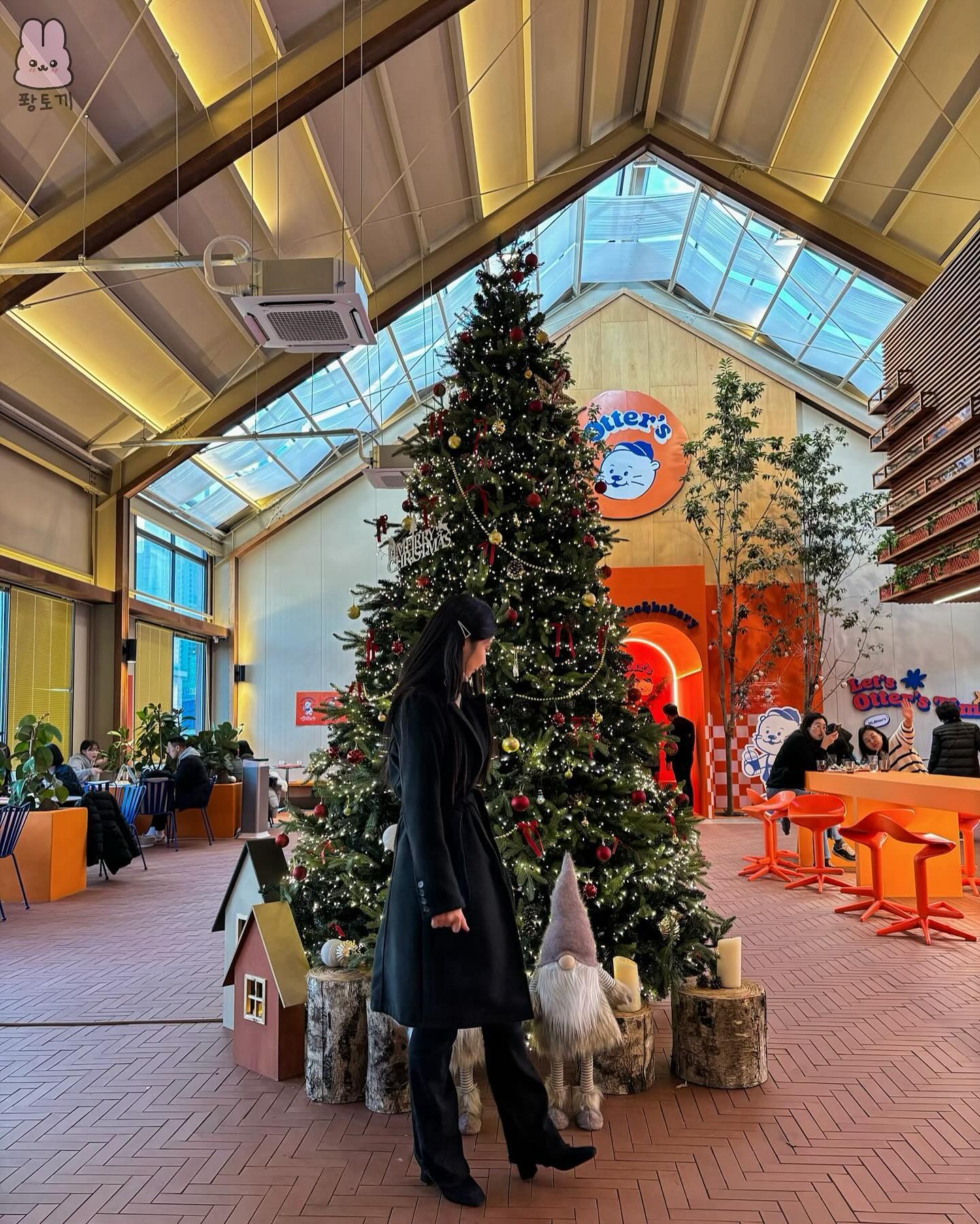 저는 요즘 카페에 크리스마스트리랑 
예쁜장식들이 넘 많아서 설레고좋더라구요🎄🧡
구미대형카페 오터스에는 
귀여운 수달캐릭터까지 있어서 완전 귀여운 카페였어용🧡
특히 시그니처 오터스슈페너는 크림브륄레올라가있는 
슈페너라 진짜 맛있더라구용🧡
포토존도 진짜많구 디저트류도 많고 
구미놀러가시면 꼭! 가보시길 추천합니다🧡

📌경북 구미시 선산대로 11 1동
⏰매일10:00-22:00
✔️대형주차장, 키즈존, 아기의자있음