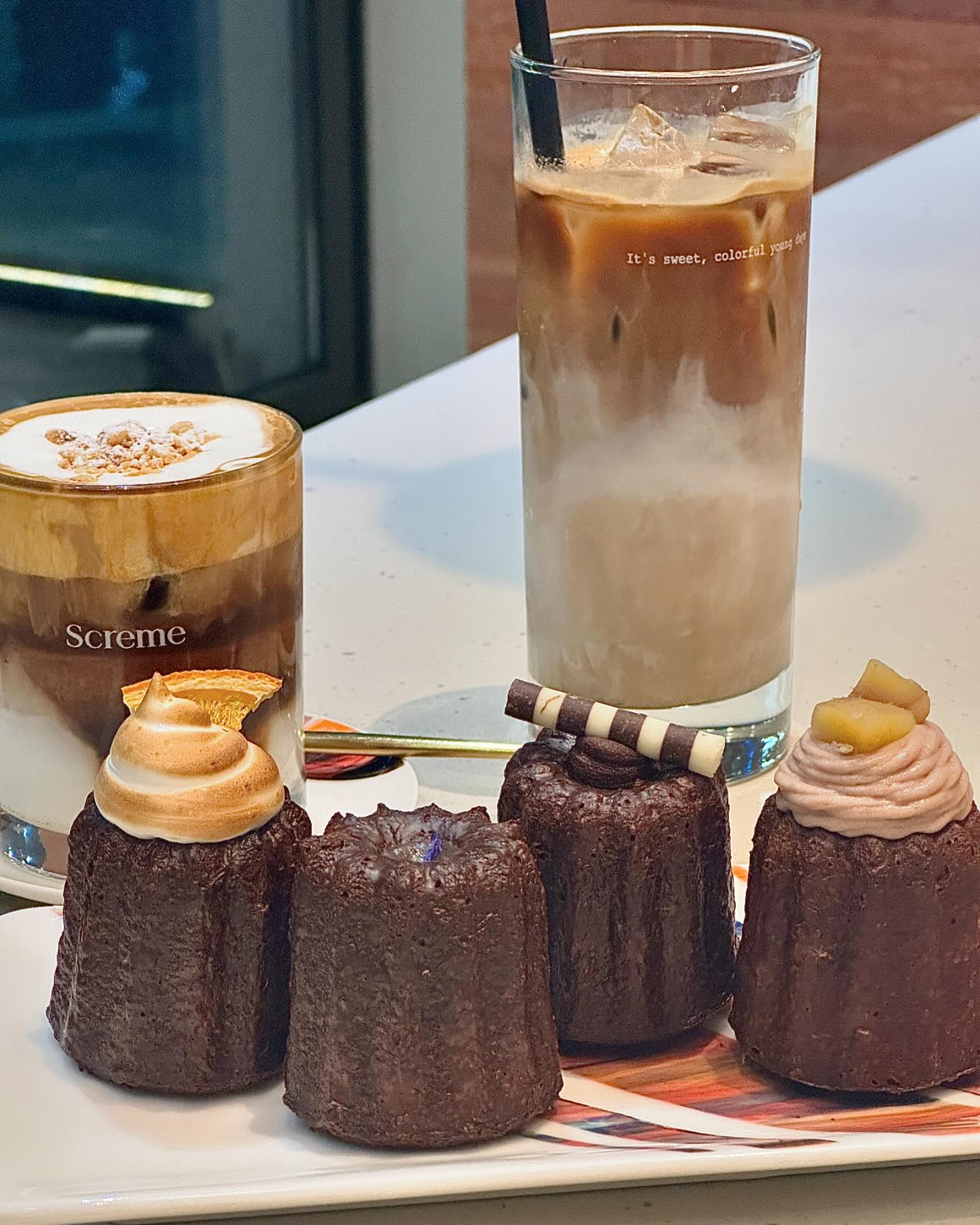 신논현역 근처에 위치한 까눌레 맛집 #스크렘
이렇게 큰 까눌레가 3,500원 이라니!🤔
사실 요즘 물가 생각하면 말도 안될 정도로 짱 착한 가격이다.
⠀
내가 픽한 맛은 얼그레이, 레몬머랭, 초코, 몽블랑 까눌레와 
헤이즐넛 휘낭시에🤍
 
바삭하고 속은 정말 촉촉하다. 
달지 않아 먹기 부담스럽지 않고, 
얼그레이 향이 특히 좋다.
⠀
시그니처 스크렘라떼에 올라간 헤이즐넛 크림은 
달지 않고 아주 부드럽다.
크림이 올라간 커피는 자칫 느끼할 수 있는데 
고소하니 풍미가 좋아 딱 좋음😋
⠀
일단 디저트가 예쁘니까 모 다 좋지😗✨
⠀
강남에서 맛난 까눌레를 먹고싶다면,
스크렘에서 커피와 같이 즐겨보자!
⠀
늦은 시간에 가면 인기 까눌레가 품절이니 
너무 늦지 않게 가보는걸로🥲

📍위치: 서울 강남구 봉은사로4길 17 1F
📍영업시간: 12:00~22:00/ 일요일 ~21:00
⠀
#까눌레맛집 #까눌레 #강남까눌레 #디저트맛집