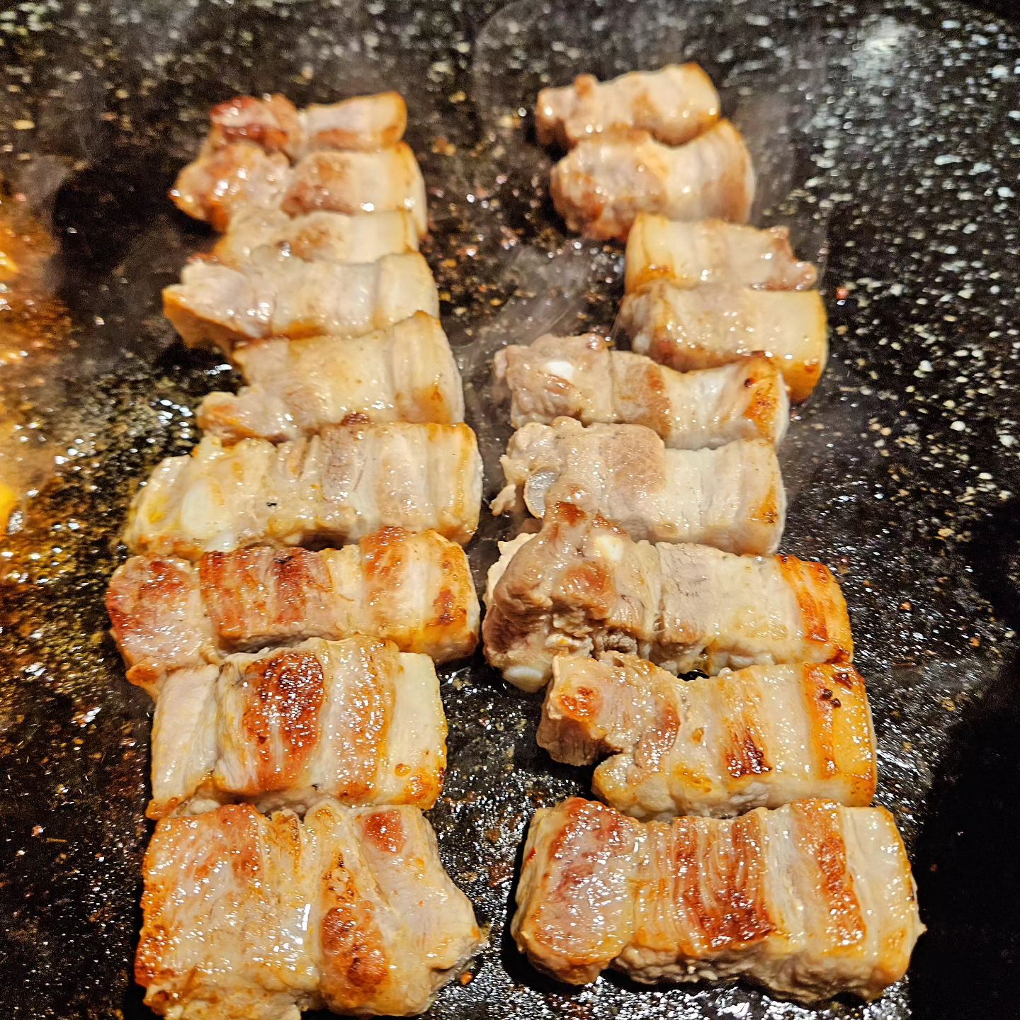 💓풍암동에 1인분 12,000원으로 생 삼겹살 먹을 수 있는 유일한 가게 꿀꿀 🐖 

💓삼겹살도 두툼하게 썰어져서 나오는데
식감도 비쥬얼도 좋아 꿀꿀 🐖

💓같이 나오는 야채는 돌판에서 맛있게 볶아지는데 양이 어마어마해 꿀꿀 야채는 무한리필이니 한번 더 먹어봐 꿀꿀 🐖

💓사장님의 재치있는 입담은 즐거움을 배로 만들어줘 꿀꿀 🐖 

✔️상호 : 풍암돌판삼겹살
✔️주소 : 광주 서구 풍암2로57번길 7-1 풍암돌판삼겹살 1층
✔️전화 : 0507-1362-4026
✔️영업시간 : 매일 11시 30분 ~ 24시 / 브레이크 타임 15시 30분 ~ 17시

#협찬#풍암동맛집#풍암동고기집#풍암동삼겹살#풍암동술집#풍암돌판삼겹살