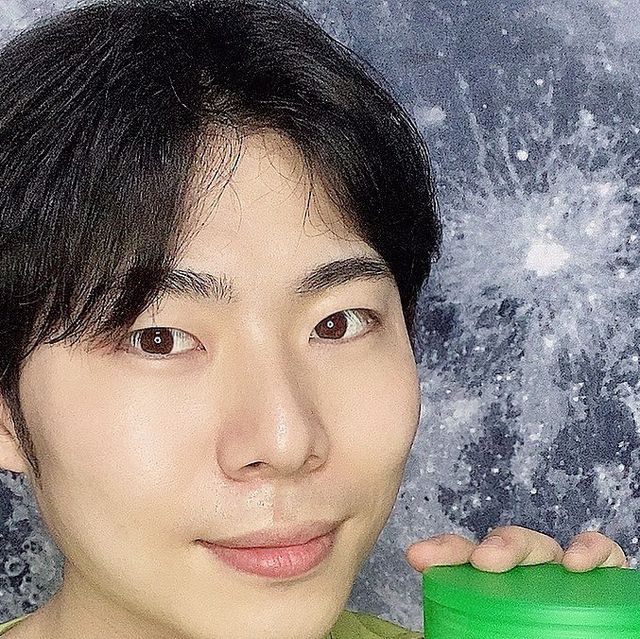  정용 on Instagram: "#협찬 
[ 🌿 메이크프렘 인테카 트러블 패드 🌿 ]
.
토너 패드 유목민도 빼놓을 수 없는 진정력!
오늘은 쉽고 빠르게 트러블 케어를 할 수 있는 진정패드를 가져와봤는데요!
.
인테카 ( 병풀 TECA + 특허공법 ) 성분으로 찐하게 진정을!
모공보다 작은 나노 시카로 더욱 더 빠르게 진정을!
4가지 필링 콤플렉스로 묵은 각질과 블랙헤드까지 깔끔히 개선을!
.
물리적 자극에 의한 피부 장벽과 피부 진정 개선 임상까지 완료!
8cm 점보 사이즈의 대형 양면 패드로 사용성도 굿!
에센스는 330mL 대용량 함유로 넉넉하게!
.
EWG 그린 등급에 20가지 유해성분 무첨가!
민감성 피부 자극 테스트까지 완료!
저자극으로 마음 놓고 편히 사용할 수 있겠죠?!
.
진짜 손바닥만한 크기더라구요 ㅋㅋㅋㅋ
급속적으로 진정 위해 팩으로 사용하기도 좋을 것 같더라구요!
끈적이지 않으면서 산뜻한 마무리감으로 깔끔!
.
오늘부터 진정패드는 너로 정해부러따!
.
.
.
@makeprem 
#메이크프렘 #인테카트러블패드 #진정패드 #점보진정패드 #트러블케어 #각질제거 #피지제거 #블랙헤드제거 #흔적케어"