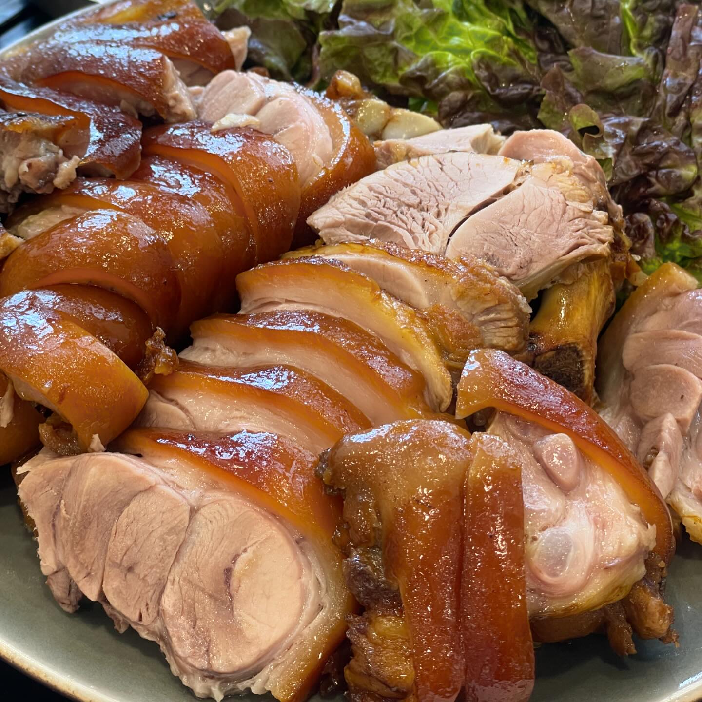 윤밀원 🐖

윤밀원에서
세진이랑 세진이 아내와의 만남은,
의사, 간호사와의 만남이라 엄청 떨렸다 🤣😂🤣
물론 그럼에도 불구하고 내적 친밀감은 엊그제 만나고 또 만난 느낌 ㅋㅋㅋ

쨌든 떨린 와중에 너무 맛있게 먹음 ㅠ
한국 오기 전 먹을 거 리스트에 있었는데 그동안 인기 너무 많아져서 당연히 주말에는 안 되고 주중 저녁도 힘들었는데 ㅠ 답은 주중 점심이었다 👍🏻