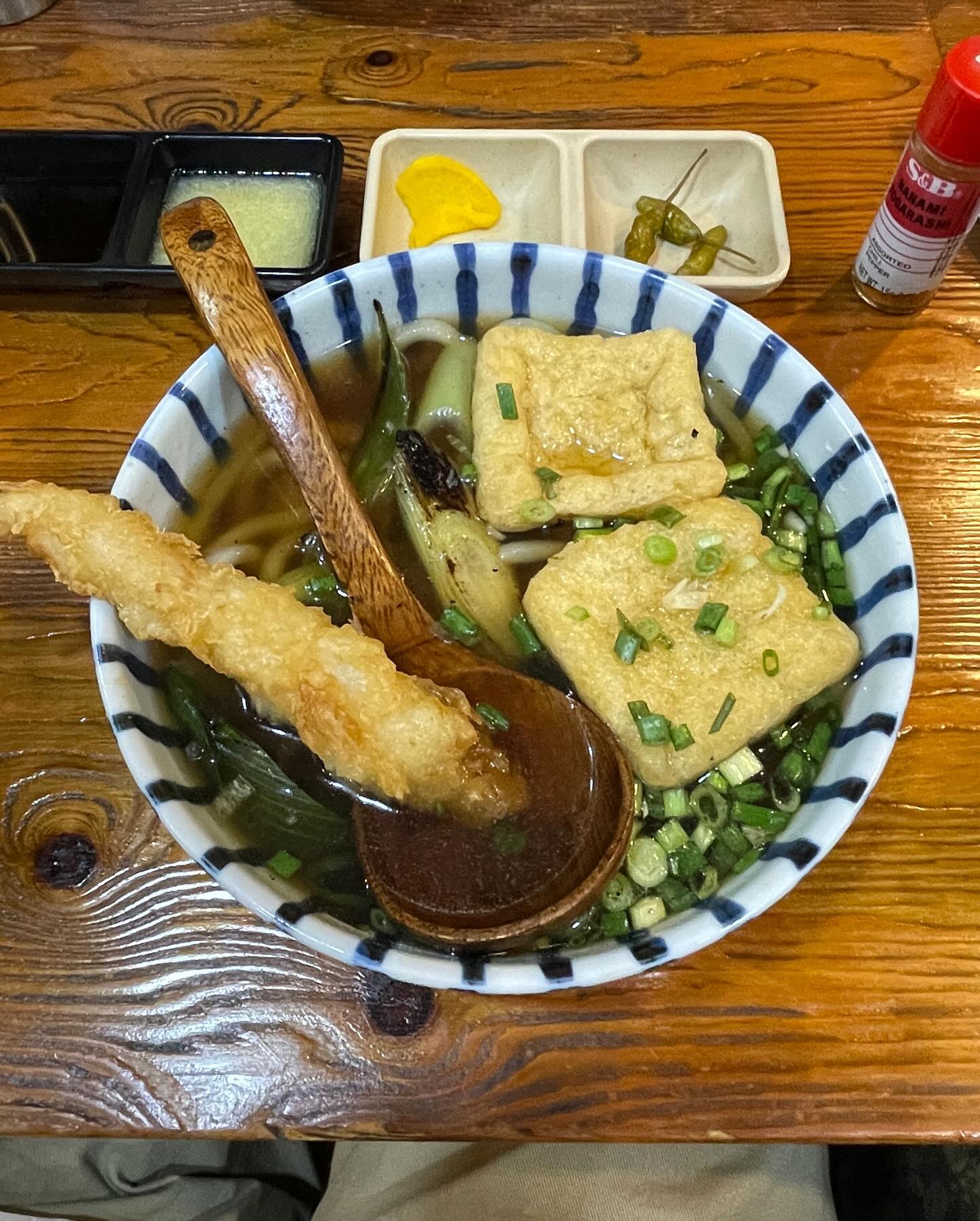 가격도 괜찮고 맛도 괜찮다!!

📍#고토히라우동 #홍대
🍽️ #에비텐우동 #치킨가라아게튀김 

우동면이 탱글쫄깃하고 맛있습니다,,
뜨거운 국물인데 면이 쫄깃할 수 있다니🥹
가라아게도 아주 바삭하니 맛있었고요,,

가게가 작은 편이긴해도 금방 자리가 차는덴 다 이유가 있었네요,, 가격도 맛도 갠춘!!!