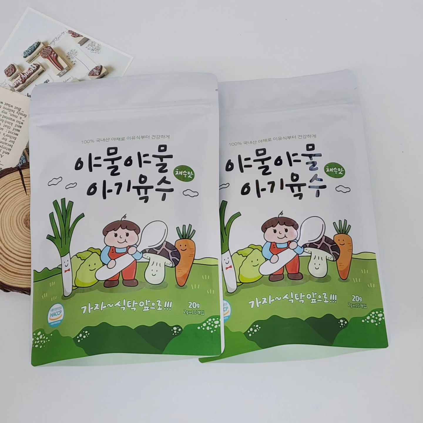 #협찬 yamul_yamul 

이유식을 하는 시기에 그냥 하기엔 맛이 없을 것 같고
육수 내기엔 시간도 없고
그럴때 딱인 야물야물 아기육수

티백 형태로 되어있어서 사용하기 쉽고
찬물에도 뜨거운에도 잘 우러난다

☑️ 건조양파 건무 건대파 건양배추
건표고버섯 건당근 건애호박

이렇게 7가지 야채를 저온감압방식으로 건조해
탄맛없이 깔끔한 육수가 완성!!

☑️ 티백 안에 들어있는 야채도 사용이 가능해서
볶음밥이나 계란찜에 넣어도 좋을듯 하다

☑️ 티백도 생분해 재질이라서 더 굿굿굿👍👍👍

우러낸 육수에 여러가지 야채를 넣고 죽처럼 끓여서 이유식 완성
육수를 우려내는데 시간이 오래 걸리지 않아서
뚝딱뚝딱 완성가능하다!!

국요리에도 육수로 쓰면 더 맛있는 국 완성😍

#이유식 #이유식준비물 #야물야물 #야물야물야채육수
#육수티백 #이유식육수 #채수만드는법 #야채육수 #8개월
#중기이유식 #후기이유식 #초기이유식 #유아식
