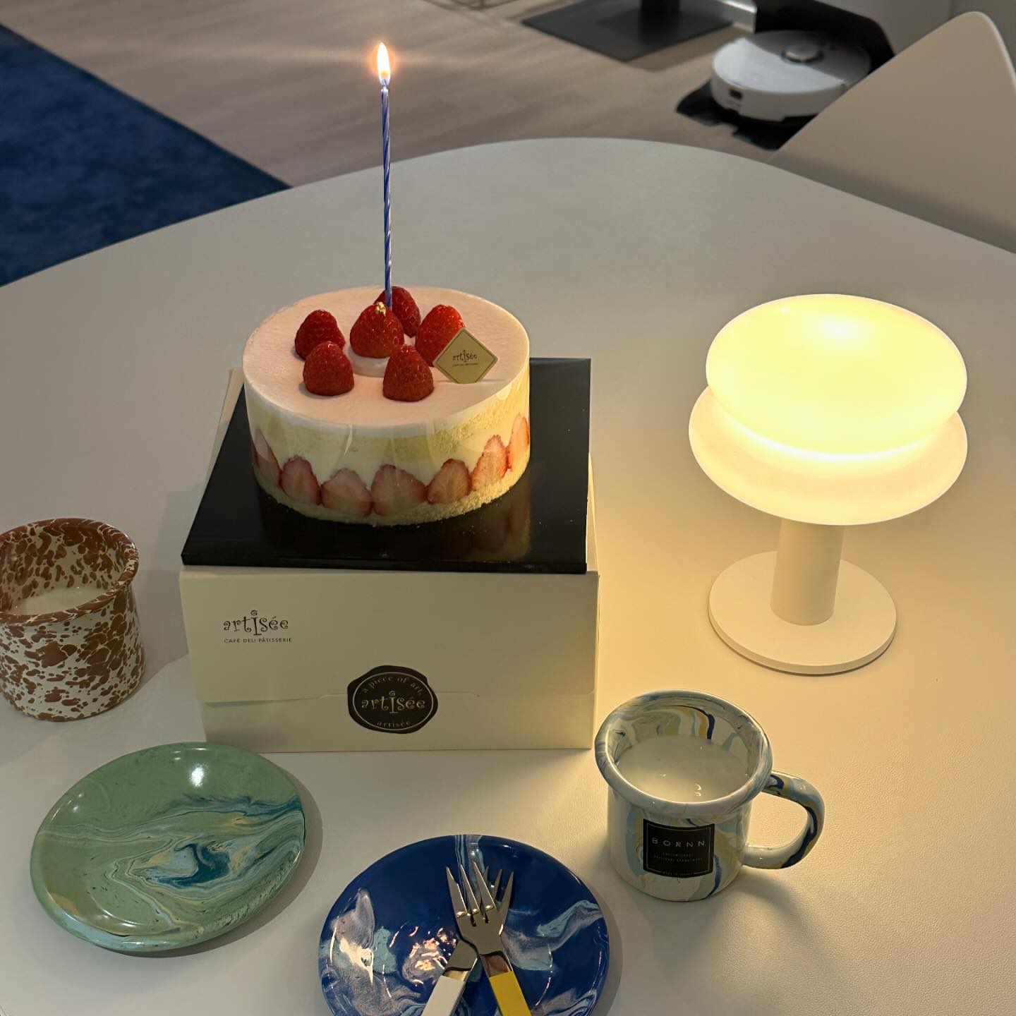 아티제 스트로베리 프리지에 🍰🍓
그냥 먹고싶어서 ,,,, 아끼던 기프티콘으로 오늘이다 싶어서 딱 !
요즘 출퇴근도 고되고, 몸도 무겁고, 일도 바쁘고, 마음도 시끄럽지만 그래도 금요일이라 기쁘다 ❤ (우리) 잘해보자 ❤️