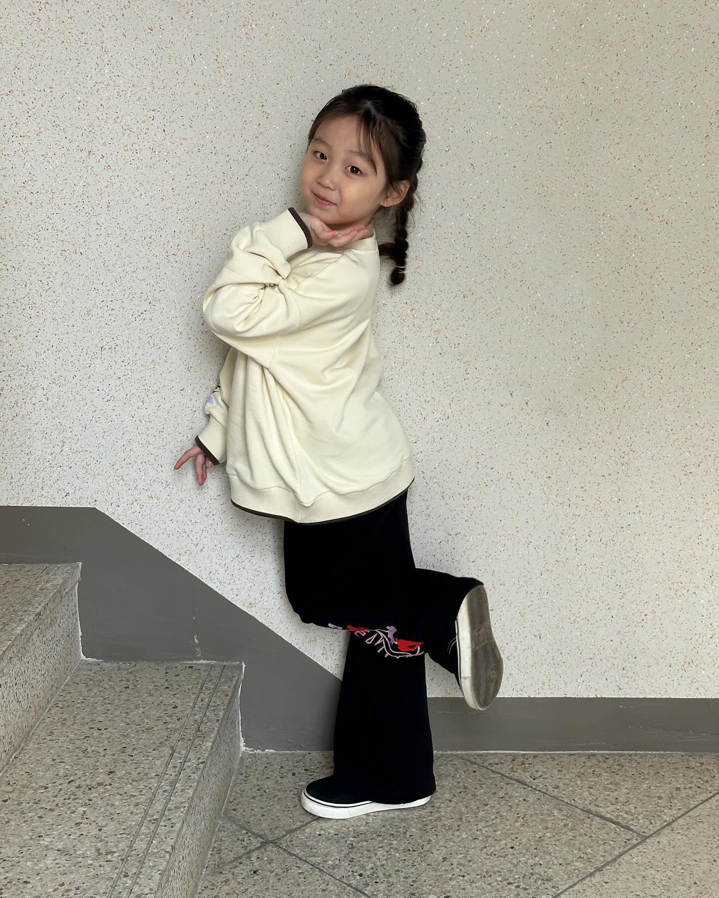 #협찬 playkiz_pro
PLAYKIZ-PRO / NIKE KIDS
⠀
제법 포즈가 좀 늘었다 이다욘 ㅋㅋㅋㅋㅋㅋㅋㅋ✌🏻
⠀
스위트스우시맨투맨은
하트모양 스우시가 포인트에요.
FT플로럴와이드팬츠와 같이 입어 보았는데
너무 힙하지 않나요😎😎
역시 트레이닝복은 나이키!!
플레이키즈프로 신상 구경하러 오세요~
⠀
⠀
⠀
⠀
⠀
⠀
⠀
다연 | 115cm 19kg 130size 여유있어요!
⠀
•FT플로럴와이드팬츠 (토들러)
•스위트스우시맨투맨 (토들러)
🏷️ playkiz_pro
⠀
⠀
⠀
⠀
⠀
⠀
⠀
⠀
⠀
⠀
⠀
⠀
#키즈패션#플레이키즈프로#nike#nikekids#nikestyle#kidsootd#키즈룩#주니어룩#여아모델#예쁜아기#딸맘#딸스타그램#키즈ootd#키즈모델#인스타키즈#딸패션#여아옷#playkizpro