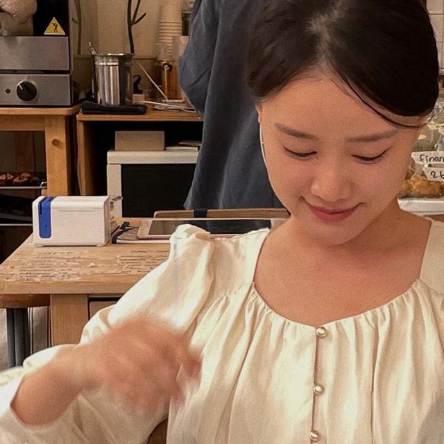  일개미영 녕이 on Instagram: "#광고 봄맞이 룩엔 블라우스가 최고 🌸

크림 엘로우 컬러에 골드 버튼 + 셔링 콜라보 ✨롱스커트랑 코디할 땐 단추 2개 풀어주면 더 예쁜고 같아요 🤭

#ADAUL #어다울 #블라우스 #셔링 #셔링블라우스 #러블리"