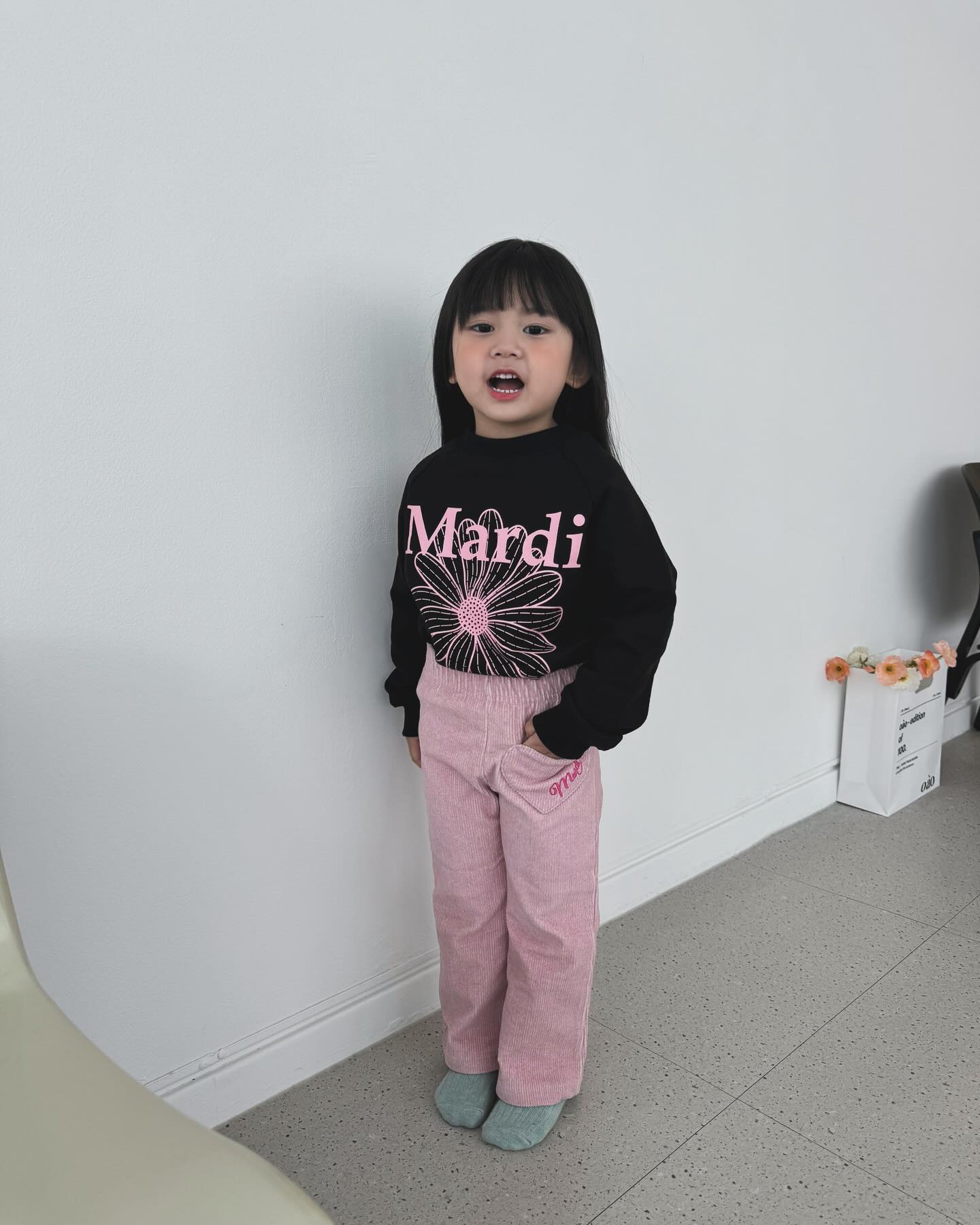 #광고 mardi_mercredi_lespetits 

블랙&핑크의 조합이 너무예쁜
마르디메크르디 로고의 맨투맨과 하트포켓 핑크팬츠🖤🩷

블랙에 핑크 플라워마르디가 프린팅되어 어느곳에나 무난하게 코 디할 수 있는 디자인의 스웻셔츠🩷

편하고 원단 짱짱한 하트포켓 핑크팬츠🩷

뭔가 모델 느낌을 내고 싶어 앞머리와 긴머리, 볼터치로
느낌을 줘 봤는데 어떤가요? ㅋ ㅋ ㅋ

완전 유니크하고 사랑스럽쥬?

마르디키즈 너무 예뻐서 진짜 매일 입고 다니는거 같아요🩷🖤

🔹지아 100cm / 15.7kg / 100 사이즈 착용

#마르디메크르디레쁘띠 #마르디메크르디 #마르디키즈
#마르디레쁘띠 #마르디키즈맨투맨 #마르디키즈팬츠
#키즈옷 #키즈코디 #주니어코디 #주니어옷 #키즈맨투맨
#주니어맨투맨 #패밀리룩 #등원룩 #mardimercredi
#mardimercredilespetits #mardimercredikids