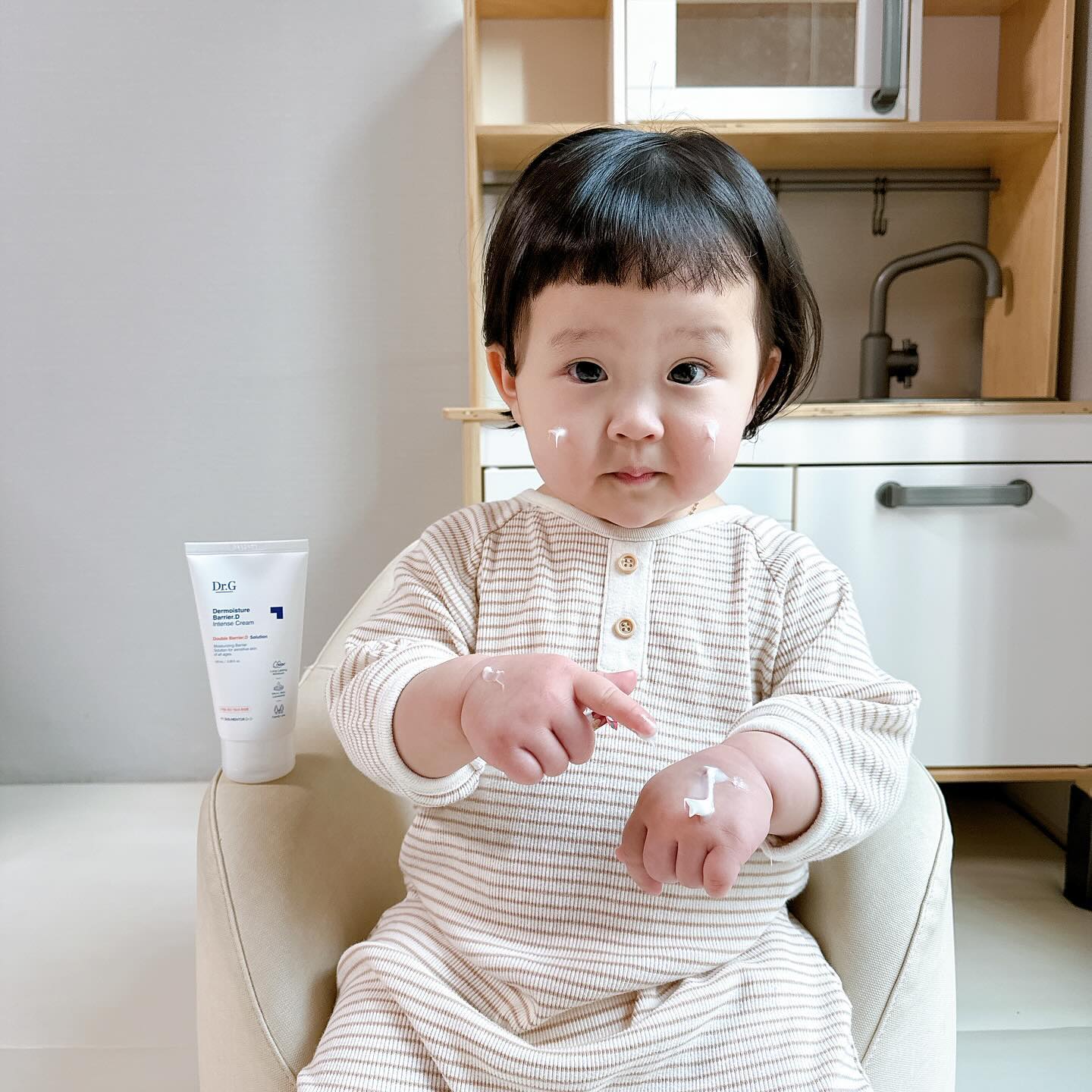 #협찬 
건조한 피부로 힘들어하는 아이들을 위해
0세 아이 부터 어른까지 온 가족 보습 크림,
닥터지 보습크림을 사용해 봤어요.

촉촉하게 보습감을 채워주는 
더모이스처 배리어.D 인텐스크림은
일상 속 5대 자극에 의해 손상된 
피부 장벽을 개선해주고 건조로 인한 5대 고민
건조/각질/가려움/당김/진정을
개선해주는 크림이라고 하는데요.

쫀득하고 부드러운 크림 제형으로 끈적이지 않고
바르면 바를 수록 피부에 부드럽게 스며들어서
건조함을 잡아 사용하면 할 수록
피부가 탄탄해지는 느낌이들었어요.

▫️소아과 피부 테스트 완료
▫️민감성 사용 적합 테스트 완료
▫️100시간 보습 지속 테스트 완료

건조한 피부에 딱! 좋은 온가족크림 추천!
닥터지 더모이스처 배리어.D 인텐스크림을 만나보세요.
dr.g_official 
#닥터지 #닥터지보습크림 #온가족보습크
#닥터지더모이스처배리어 #닥터지배리어D