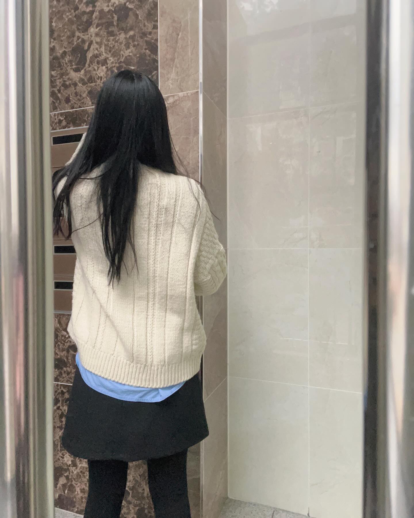 하루에 한 번, 우편함 보기.. 📮💌
혹시…💗
왜냐구요? 혹시나..👉🏻👈🏻
과태료 통지서 날라올까봐요!! 🤣🤣 누구보다 잽싸게 가져와야해요!! 안그러면.. 😵💫 클라요!!
다들 한번씩 있잖아요? 😝
내일 출근도 화이팅! 벌써 월요일이오다니..😱
#일상기록 #데일리 #오늘코디 #그리룩 #오늘의패션 #30대여자코디 #40대여자코디 #출근룩 #일요일코디