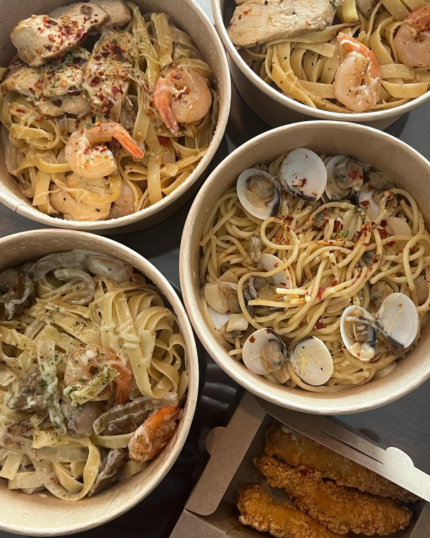 🍝우주파스타
파스타는 홀에서만 먹어봐서 포장주문을 했을때 조마조마했는데 소스를 추가로 따로 담아 주셔서 면이 퍼지지도 않고 홀에서 먹는 파스타만큼 맛있더라구요! 그리고 양은 체감 두배정도되는거같아요!
우주파스타 투움바 아웃백이랑 정말 비슷해요 파스타안에 버섯이나 새우 닭가슴살도 정말 끊임없고 사이드인 닭안심튀김도 포장해서 삼십분정도 뒤에 먹었는데도 불구하고 바삭해서 맛있게 먹었습니다 ! 

🍝우주파스타
주소 : 경기 화성시 동탄반송3길 50-17 1층 104호 우주파스타

#동탄맛집 #투움바 #파스타맛집 #먹스타그램 #먹스타 #동탄파스타맛집 #동탄파스타