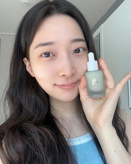 소 은 on Instagram: "#광고⠀ ⠀ 저는 귀차니즘이 심해 얼굴에 무언가를 바르는 걸 싫어해요...!😭 그래서 선크림도 잘 안 발랐거든요ㅎㅎ 그랬더니 당연하게도 잡티가 생기게 되어 고민이었어