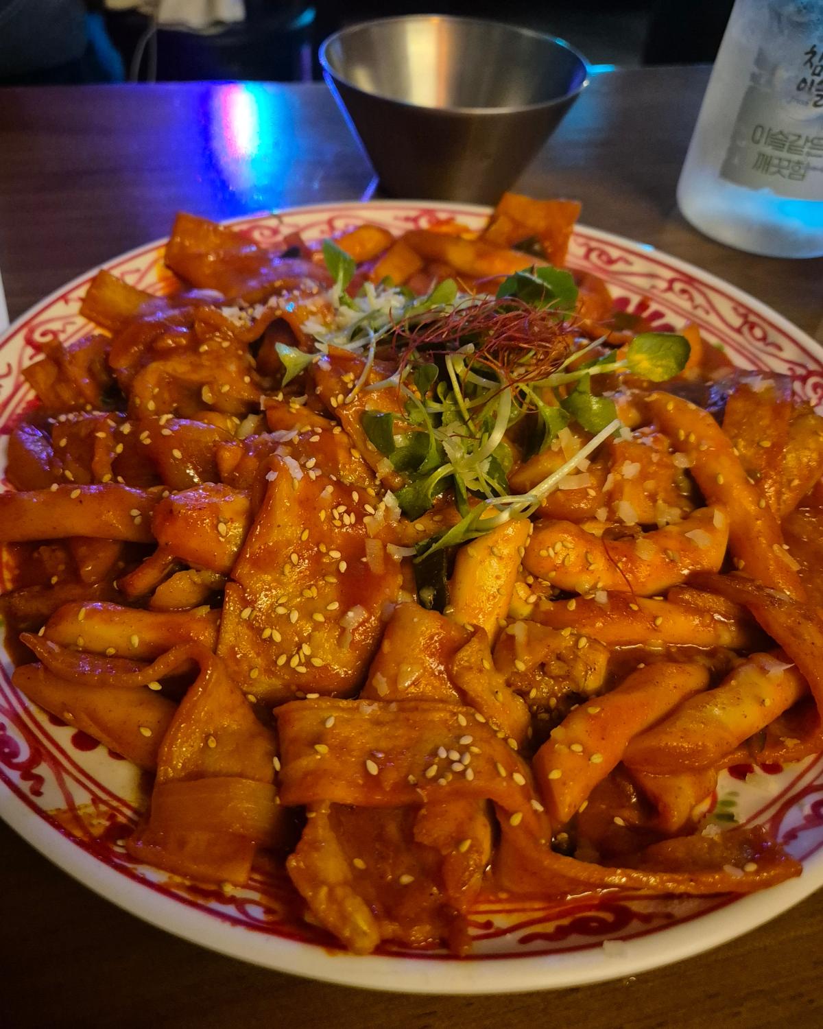 #협찬
.
.
.
.
.
.
.
해방촌 찐맛집 소개합니다

🏕해방집🏕 해방집🏕해방집🏕

📍서울 용산구 신흥로 136-1 (용산동2가) 1층, 해방집

🌸 오늘은 혼자,,,먹방하러 해방촌 왔습니다
🌸 숙명여대역에서 마을버스타면 바로 앞에서 내려요 (걸어가도 이쁨)
🌸 식당 분위기 작살 나고 맛이랑 퀼리티 미춋습니다,,,
🌸 깐풍돼지, 목살조림도 먹어보고 싶었는데 전 닭볶이가 제일 맛있어 보여서 혼자 한 그릇 했습니다(20분컷)
🌸 각종 하이볼 주류 종류도 엄청 많아서 취향에 맞게 골라드시면 됩니다(짐빔 먹었음)
🌸 밤이 되면 레트로한 감성이 더 살아납니다 커플, 단체, 모임 제격 입뉘당

용산, 해방촌쪽 술집 찾으신다면 해방집 꼭꼭 가보세요

#해방촌 #해방촌술집 #마포술집 #해방촌술집추천 #용산구맛집 #용산맛집 #한남맛집 #용산구술집 #용산술집 #용산술집추천 #숙대술집추천 #서울역술집 #한남동술집 #마포술집추천 #숙대맛집 #먹스타그램 #맛집추천