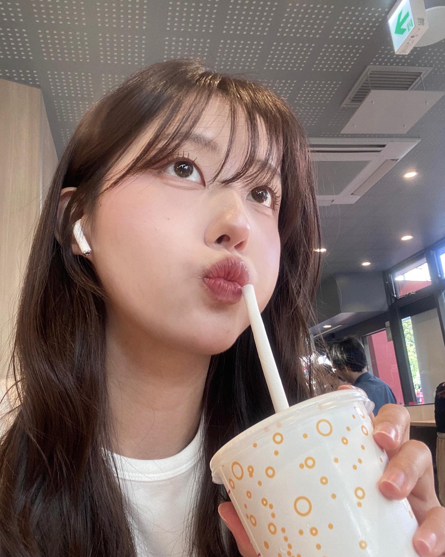 왜요 제가 일본 맥도날드에서 혼밥하는 사람처럼 보이시나요 볼에 햄버거 넣고 움냠냠
.
.
.
#좋아요테러 #좋아요반사 #맞팔 #팔로우 #좋반 #좋아요 #맞팔해요 #follow4like #followforfollowback #likeforlikes #14f #reels #reelsvideo #ootd #데일리코디 #셀스타그램 #02 #03 #04 #05 #06 #07 #08 #韩国人 #いいねした人 #韓国コスメ
