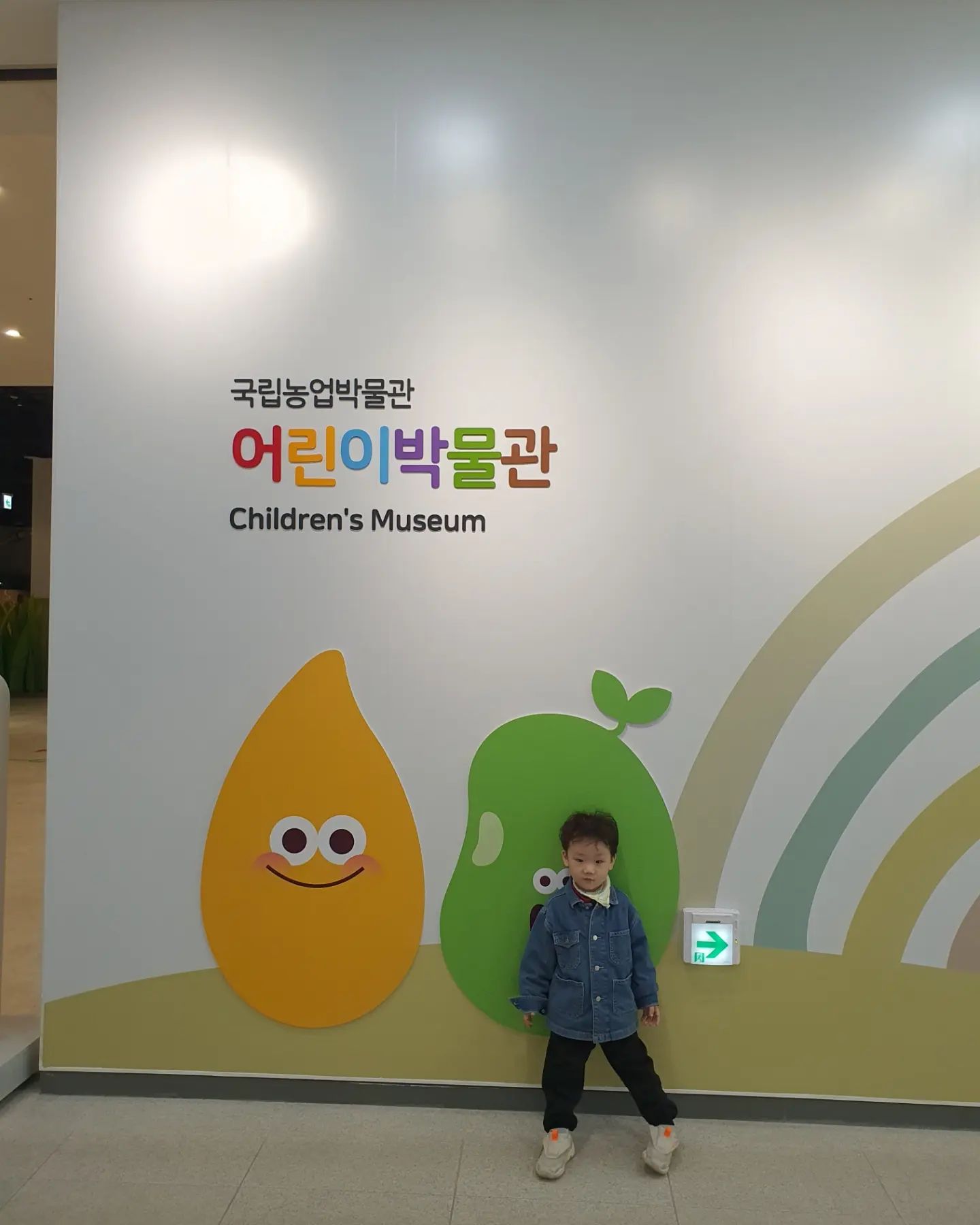 국립농업박물관🌾👨‍🌾

요즘 많이 간다던? 농업박물관에 다녀왔다!! 최근에 개관해서 시설도 깔끔하고 볼것 체험할것도 많았다~
어린이박물관도 예약해서 강아지 관련, 쌀 도정, 생물들 여러컨셉을 보고 체험했다!!
옛 농기구와 현재 농기구를 보며 농업을 발전을 한눈에 볼 수 있었다👍
우차니는 엄마한테 "옛날에는 트럭이 없어서요~무거운걸 업고 다녔어요!!"ㅋㅋㅋㅋ
하나 배우고 왔다ㅋㅋ
하나씩 경험하고 배워가는 것 같아서
아빠는 뿌듯하고 델꼬 다니는 보람이 있다😍