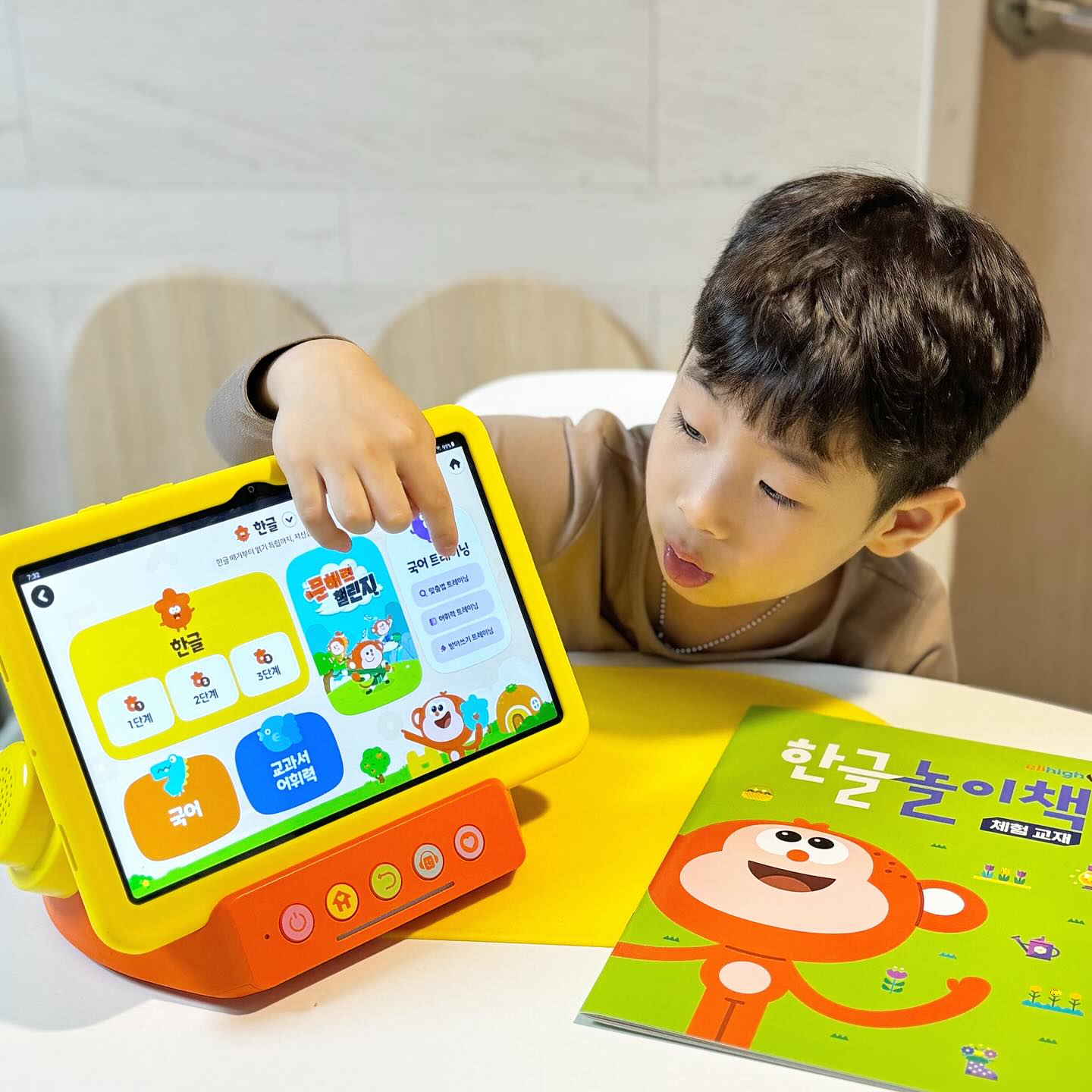 #협찬 x elihighkids_official

유치원에서 친구 이름쓰기를 하면서 비슷한 글자를 보면
엄마 이거는 누구 이름에 들어간 글자랑 똑같아! 라며
관심을 가지기 시작한 첫째 가을쯤에나 시켜줘야지 했던
#한글공부 ... 관심있을 때 시켜주는게 맞다고 하길래 
요즘 #엘리하이키즈 로 #한글학습지 시작 💖

초등 대새 엘리하이 학습 어플 + 강의 무료이용이 가능하고
국내 30여개 출판사 대표작, 수상작 등 엄선한 명작 그림책 및
기초 문해력 6대 요소를 키워주는 다양한 책놀이를 가진
엘리하이키즈 북클럽을 무제한 무료로 이용가능해요🤗

덕분에 둘째가 있어서 책 읽어주는 시간이 없어 미안했는데
엘리하이키즈 덕분에 매일 2권씩 읽는 습관을 가지니 아는게 많아진 우리 첫째 요즘은 이것저것 배운걸 저한테 알려주네요! 

한글 자신감부터 기초 문해력까지 키워주는 학습지 엘리하이키즈
매월 학습수준에 맞춘 단계별 프리미엄 지면 교재로 쓰기에만
집중하던 학습지가 아닌 놀이 형식으로 하다보니 집중력까지 쑥쑥!

한글떼기 걱정없어집니다💖

#유아학습지
#유아홈스쿨링
#6세한글공부