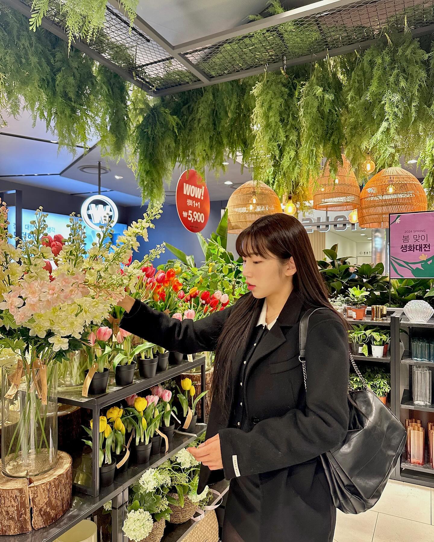 김숮 갬성 모르겠지만 아주 맘에 들고요🙄
모던하우스 조화가 생화 같아서 아주 이쁘더라..💗
인테리어 소품 보러 모던 하우스 가서 포키 간식 사는 그녀..
사진찍따가 내 머리도 찍어버리심 ㅋㄷㅋㄷ
