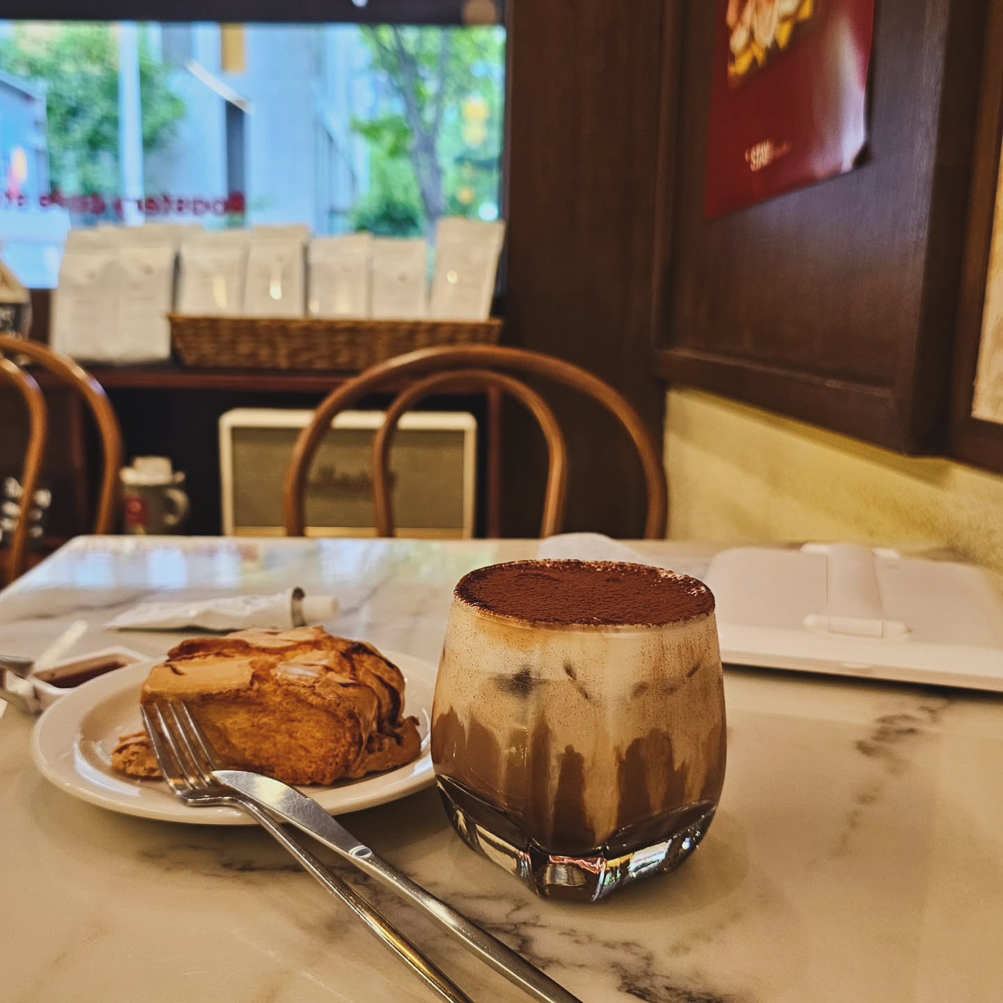#
☕️🥧🧁☕️

이제야 와보는군.
분위기 좋은 카페.
커피도 스콘도 부드럽고 우아한 맛이군.
직원분들도 좋네..☺️
자주 와야겠어..😏😏😏

#분위기카페 #아줌마많음 #그래도조용함 #조용한카페 #직원들잘생김 #스테이 #stay #coffee #맛있는커피 #부드러운커피 #스콘 #누네띠네스콘 #머핀도있어요 #크로와상도있어요 #벌써 #3시