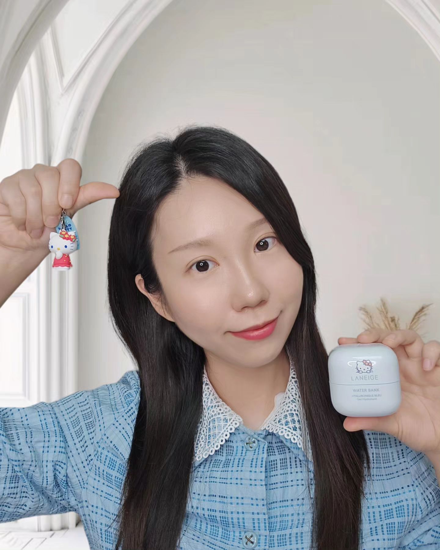 #광고
여름 대표 크림 #라네즈 워터뱅크 젤크림과
#헬로키티 가 만나 #라네즈X헬로키티 워터뱅크 젤크림 콜라보 에디션을 출시했어요!

패키지에 귀엽게 포인트가 되는 헬로키티 디자인과
뚜껑에 탈부착이 되는 헬로키티 키링도 증정해줘요.
가방에도 달 수 있으니 더 귀엽다아아😚

무엇보다 런칭 기념으로 한달간 귀염뽀짝한
헬로키티 매쉬 파우치 굿즈도 증정하니
이번 기회 놓치시면 안되겠죠?

바르는 즉시 쿨링감을 느끼실 수 있고
무더운 여름 수분은 가득채우고 겉은 산뜻하게 마무리 해줘요
문지르면 수분이 팡팡터지는 멜팅비드 알갱이도 
#여름크림 핵심 포인트!
가까운 올리브영에서 만나보세용💙🩵
laneige_kr

#워터뱅크젤크림 #즉각쿨링보습 #산뜻촉촉 #여름필수템 #올영추천템 #싱글즈 #인품사