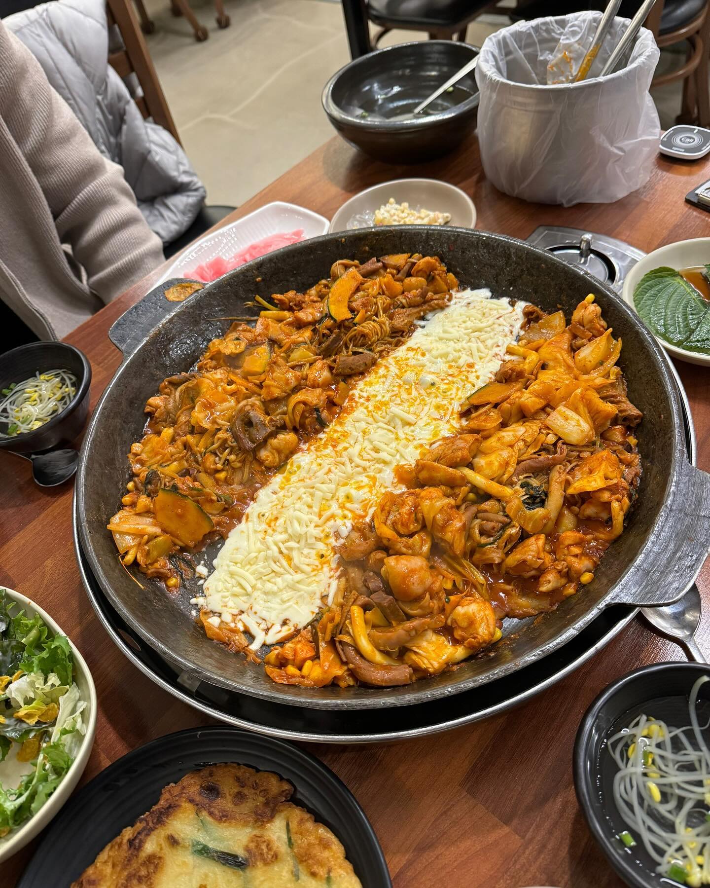 #협찬 #리뷰노트 

⭐️마녀의 닭갈비 용봉점⭐️
(광주 북구 용봉택지로 52 1층)

극가성비 닭갈비 맛집 소개드려요😝
우선, 배부름은 각오하시고 오세요~~ㅋㅋㅋ😝
여기 닭갈비가요... 4인분 같은 2인분입니다..... 🫶

닭갈비는 직원분이 직접 볶아주세요 ^^ 
저희는 치즈사리도 추가했어용! 
치즈에 찍어먹으면 정말 맛있는거 아시죠~~ㅎㅎㅎ🐔🐓🧀

그리고 여기는 특이하게 셀프바에 각종 라면사리, 부침개를 셀프로 이용하실 수 있도록 준비가 되어있어요!🍜🍜🍜
이러니 배가 안부를수가 없겠죠?? ㅋㅋㅋ

그런데 또 끝난게 아니에요...계산하고 나가시는 순간에도.... 
끝나지않고!!! 

맛있고 시원한 미숫가루 쉐이크와 보리강정이
준비되어있거든요😝😝🫶

학생들이 와도 참 좋을 것 같은 식당이죠!! ㅎㅎㅎ

닭갈비 가성비 맛집 마녀의닭갈비 용봉점
추천드립니다 😁

이 글은 리뷰노트를 통하여 본 업체에서 제품 또는
서비스를 제공받아 작성된 글입니다

#용봉동맛집 #용봉동닭갈비 #광주닭갈비밋집 #닭갈비집추천 #마녀의닭갈비용봉점 #마녀의닭갈비 #광주맛집추천
