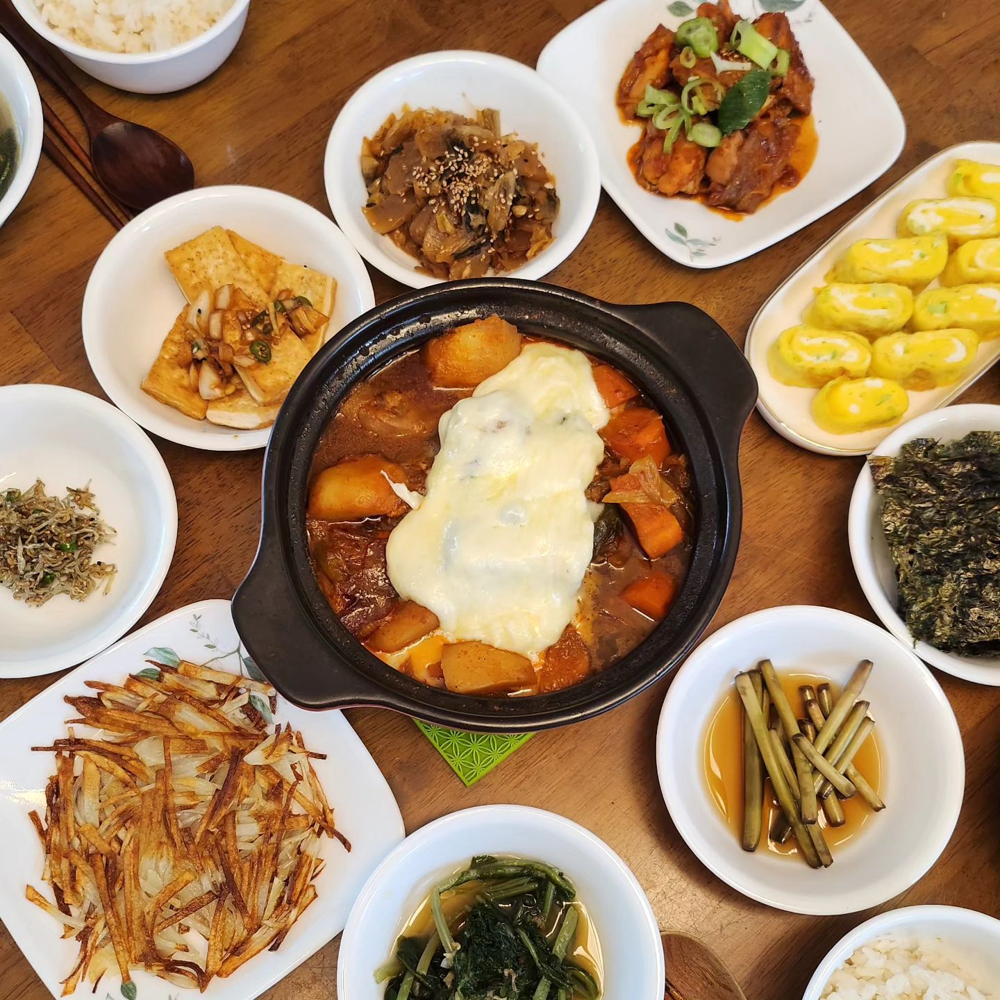 ♡친한동생이 집에 놀러왔어요.
저번에 지나가다 르쿠르제 머그컵 사준 동생입니다.
밥묵자 놀러와해서 점심한끼했어요.

👉빈손으로 와도 되는데 파리바게뜨 롤케익이랑 나눠먹자고 김이랑 국수가져왔네요. 갈때는 애들 책상에 복돈도 놓고갑니다. 암튼 배운사람 ㅋㅋ
고맙당.

👉생일이었는데 서로 바빠 밥한끼 못하고 챙겨주지못해서 미역국 끓이고 화장품 선물로 보답했어요.

집밥메뉴
👉소고기미역국,닭볶음탕,조림닯,구운곱창김에 간장양념, 감자채전,계란말이,묵은지볶음,두부조림,
멸치볶음,마늘쫑,물김치 이렇게 점심으로 먹었습니다.

👉고기를 구울까하다가 기름기 안좋아하는 동생이라 다음에는 목살로 구워먹어야겠어요.
많이 먹는 동생은 아닌데 그래도 배부르게 반찬이랑 마니먹고 배부르게 먹었다고 하니 고맙네요.
가까운데 사니 오다가다 들리시게~

♡♡♡♡♡♡♡♡♡♡♡♡♡♡♡♡♡
#집밥메뉴 #초대요리 #점심한끼 #밥먹자 #점심메뉴 
#레시피 #집밥그램 #일상 #닭볶음탕 #집밥데이 레시피 #반찬만들기 #먹소통  #맞팔 #집밥일기